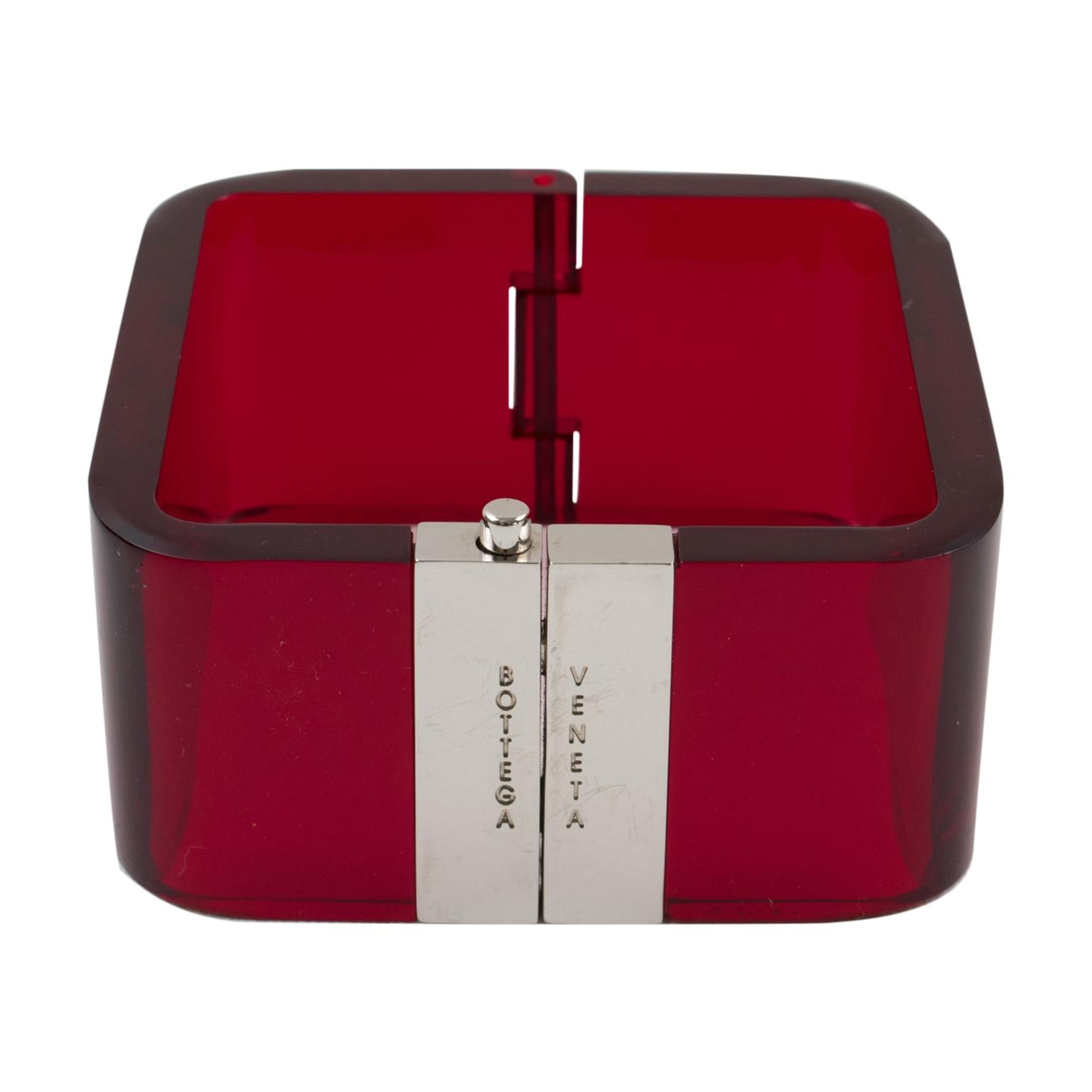 Bracelet à pinces Bottega Veneta en acrylique rouge et chrome en vente
