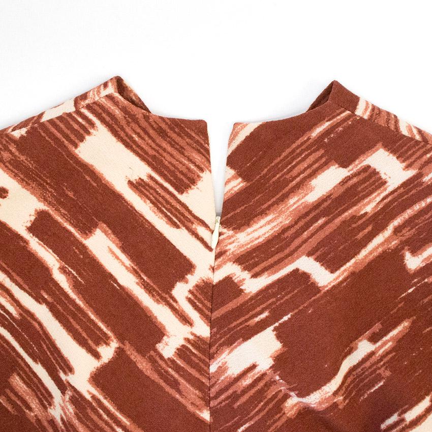 Bottega Veneta Brick Red/Brown and Cream Pattern Dress with cross over V-neck. Made in Italy. Hardly worn, without tags. 9/10. Size 42

Measurements are taken with the item lying flat, seam to seam
Approx:
Shoulders: 42cm
Neck:15cm
Length: