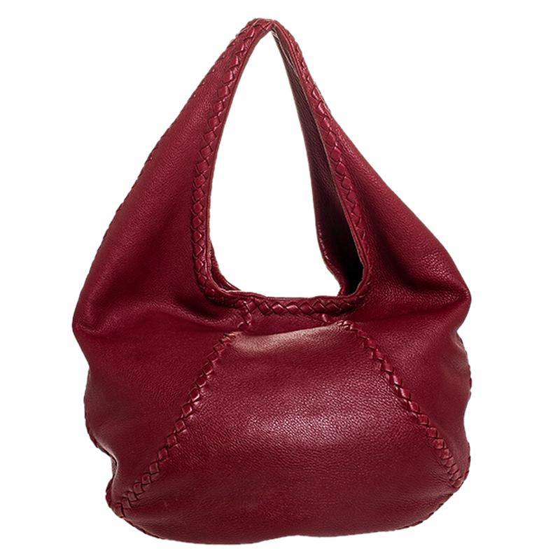 Schick und elegant ist diese Baseball-Hobo von Bottega Veneta. Sie wurde in Italien aus Cervo-Leder gefertigt und ist in einem auffälligen Rotton gehalten. Sie hat eine klassische Silhouette und ist mit einem einzigen Griff ausgestattet. Das Äußere