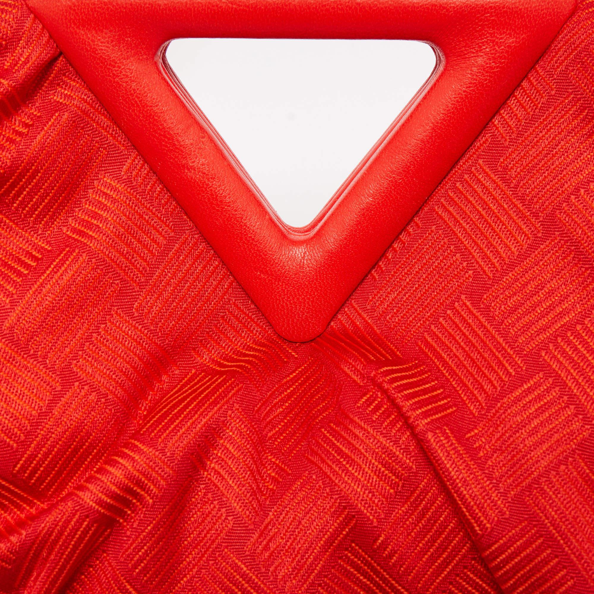 Bottega Veneta Red Increcciato Fabric The Point Triangle Crossbody Bag In Good Condition In Dubai, Al Qouz 2