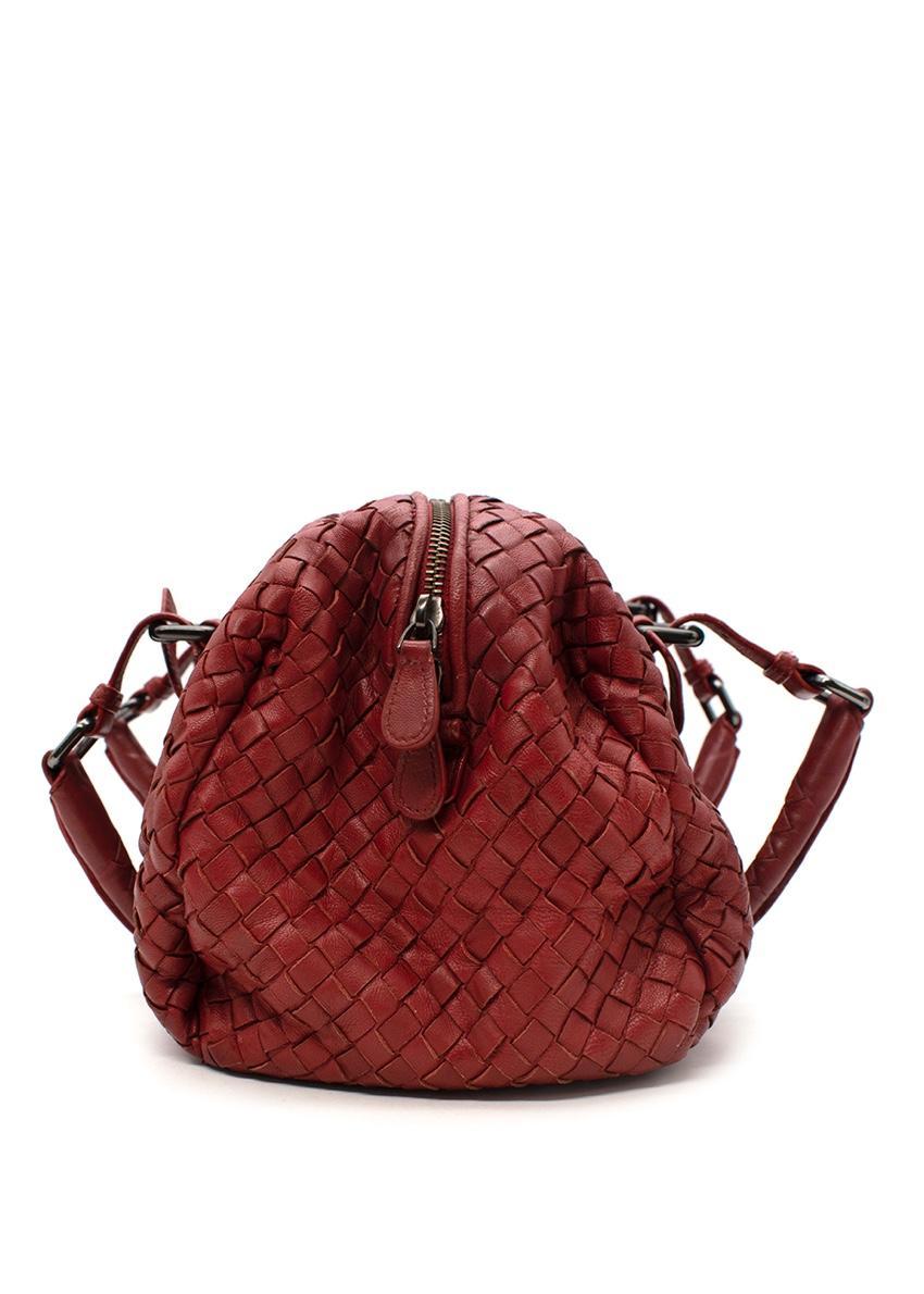 Bottega Veneta Borsa Boston in pelle Intrecciato Rosso

- Pelle rossa intrecciata
- Chiusura a zip
- Maniglie superiori con fibbie regolabili
- Si apre su un interno spazioso con una tasca con cerniera.
- Hardware in tonalità argento

I