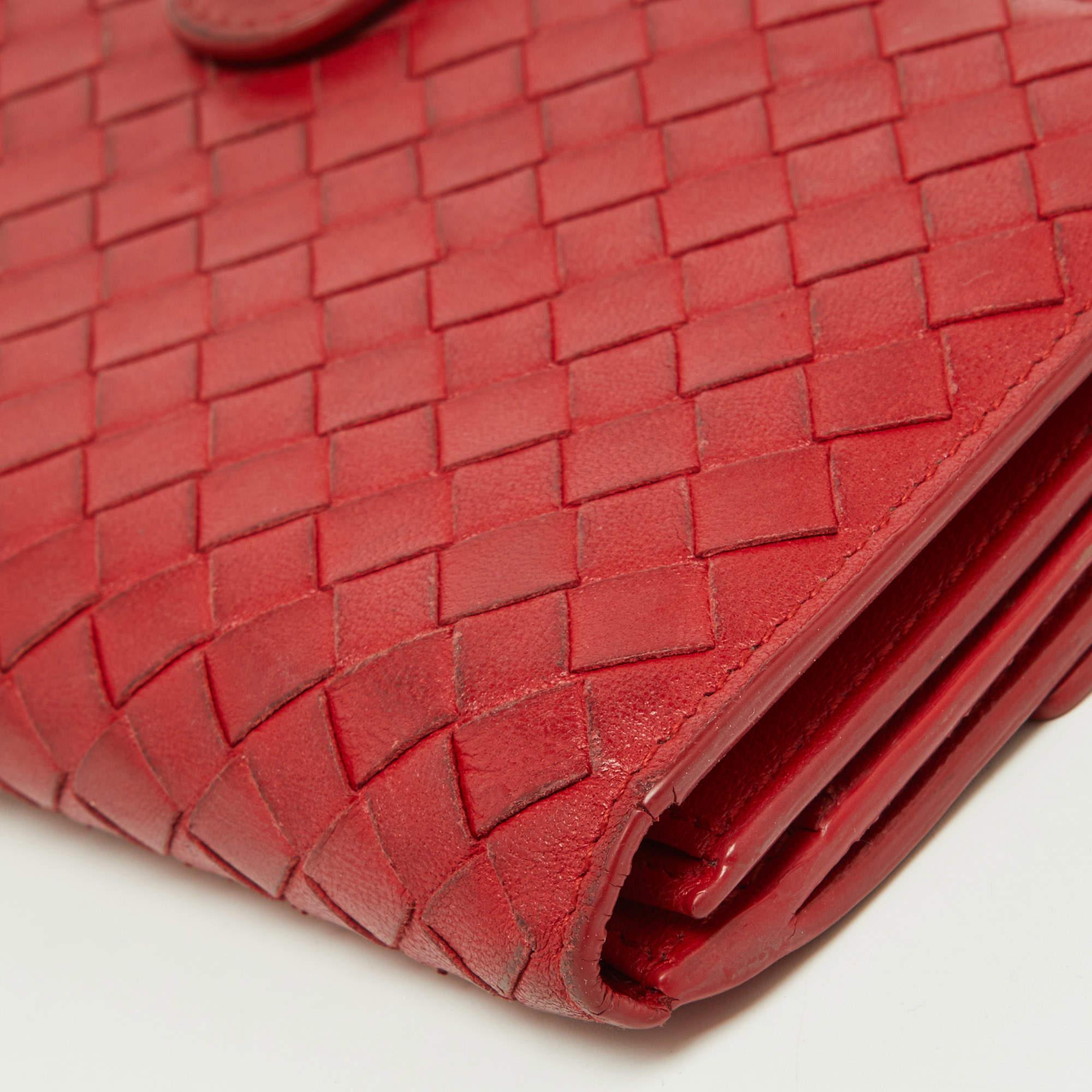 Bottega Veneta Red Intrecciato Leather Flap Continental Wallet In Fair Condition For Sale In Dubai, Al Qouz 2