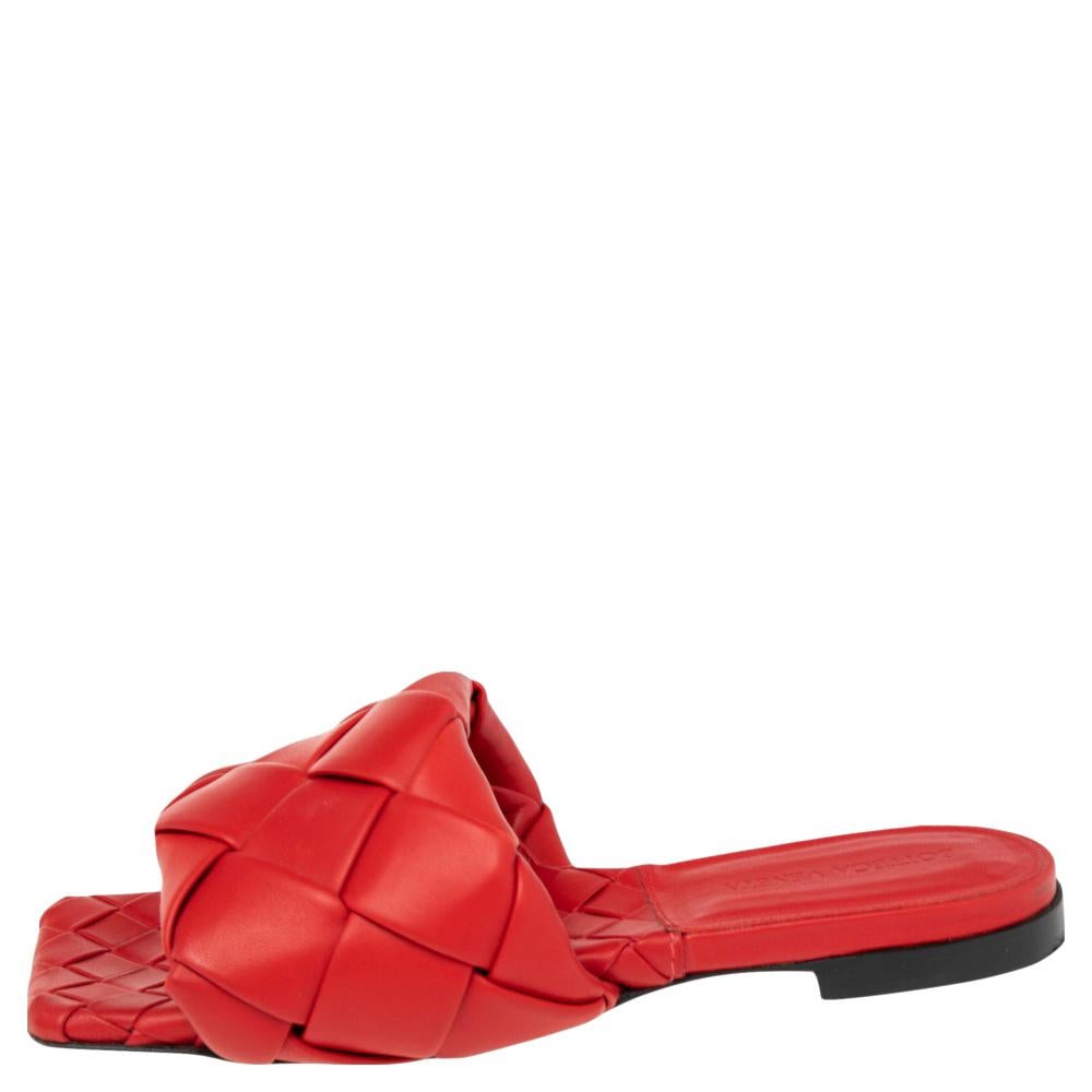 One of the most hot-selling designs, the Bottega Veneta flat sandals adorn the feet of top celebrities and influencers. These beauties have been crafted from leather in the label's signature Inreciatto pattern. Style these slides with midi skirts