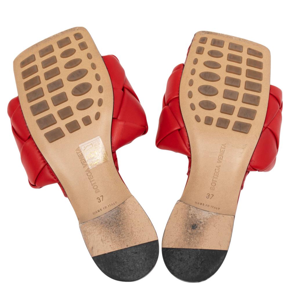 Bottega Veneta Red Intrecciato Leather Flat Slide Sandals Size 37 In Good Condition In Dubai, Al Qouz 2