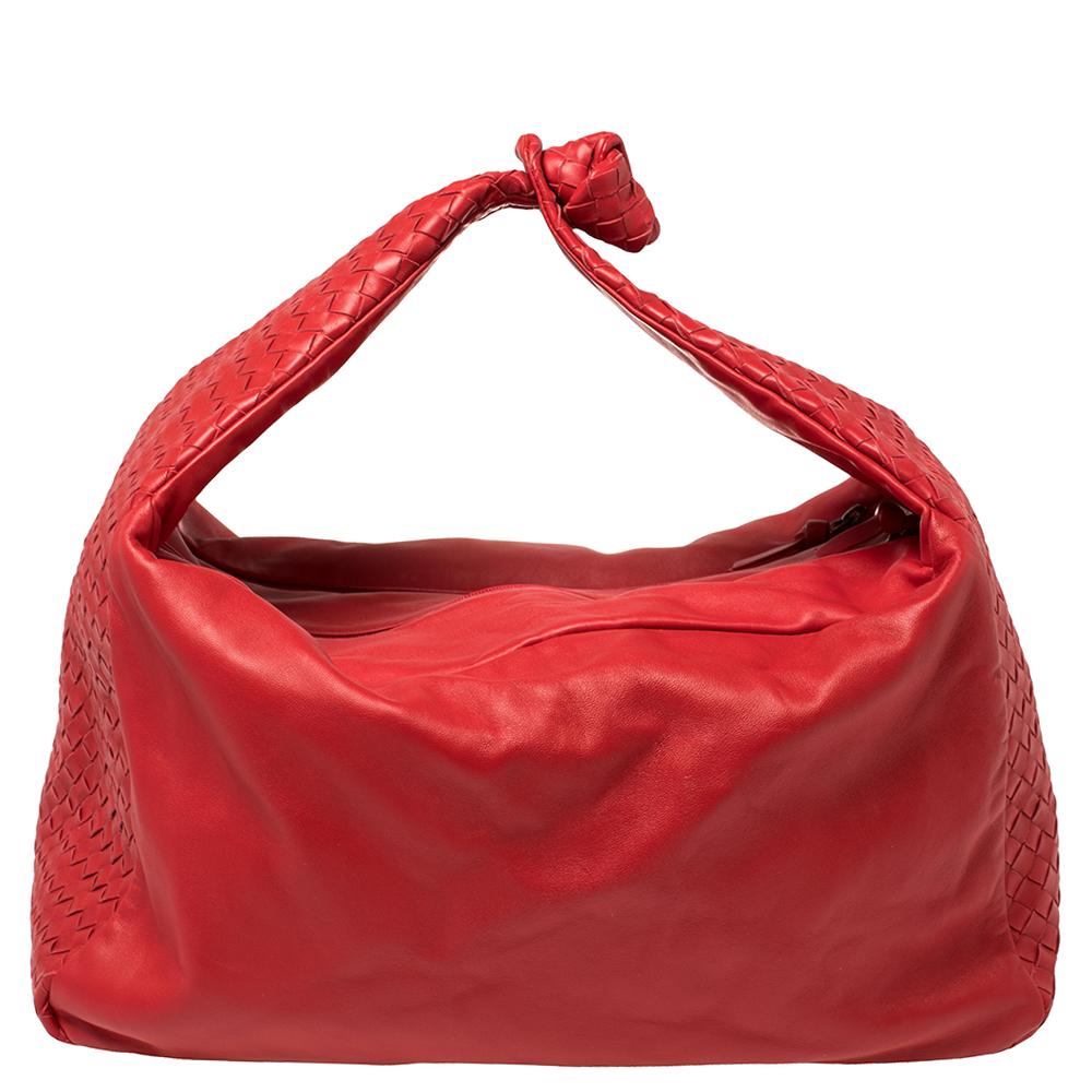 Daniel Lee's creative directorship at Bottega Veneta has made the house's iconic intrecciato technique even more covetable. Displaying his penchant for craftsmanship beautifully, this red hobo has been woven in Italy from leather. It has a roomy