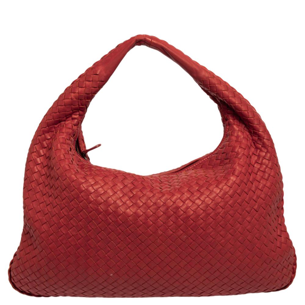 Die exzellente Handwerkskunst dieser Bottega Veneta Hobo sorgt für ein brillantes Finish und eine reiche Ausstrahlung. Die aus Leder mit dem charakteristischen Intrecciato-Muster gefertigte Tasche in Rot ist mit minimalen Beschlägen in Rotgussoptik