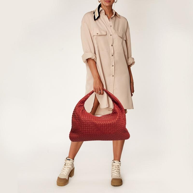 Bottega Veneta Rot Intrecciato Leder Große Veneta Hobo im Zustand „Gut“ in Dubai, Al Qouz 2