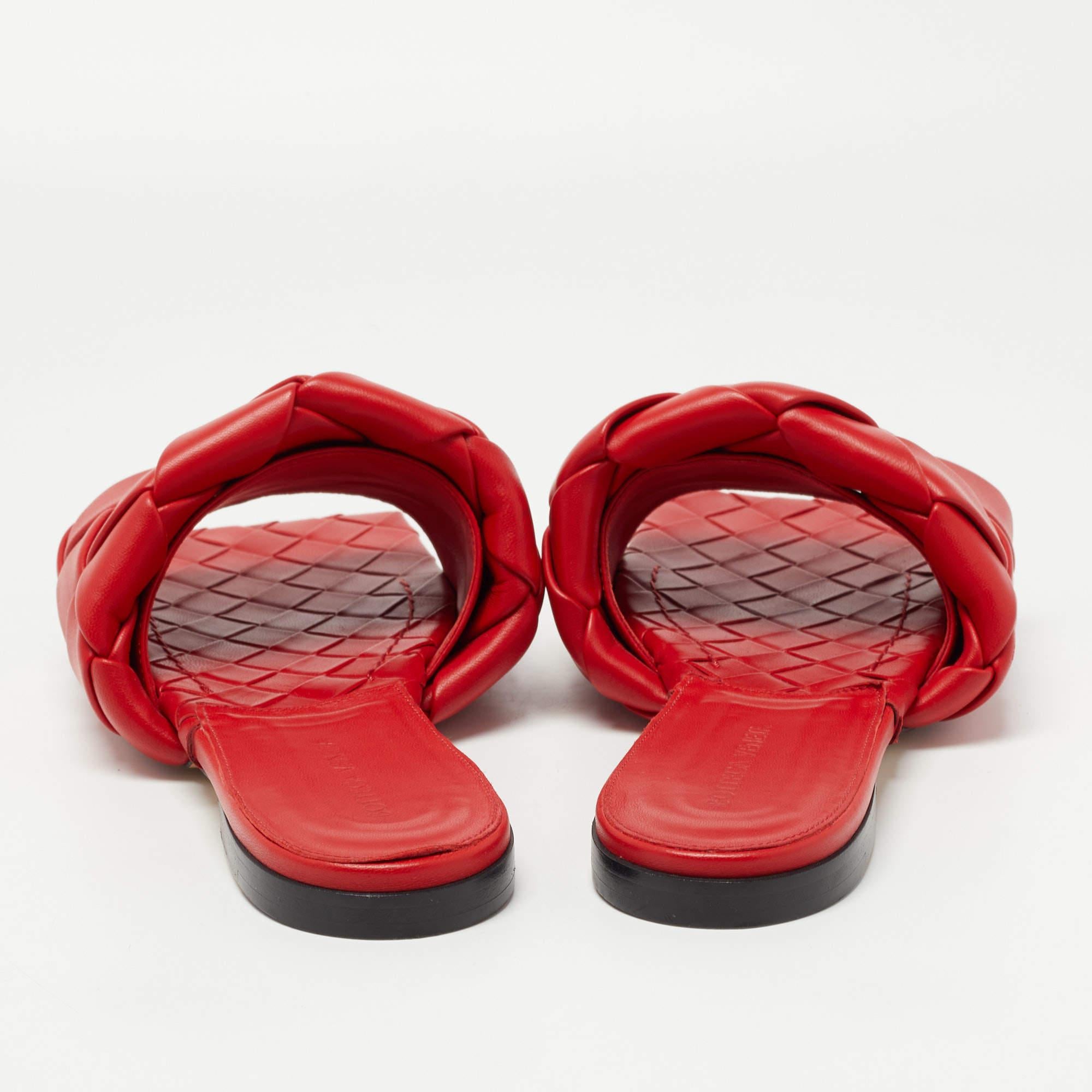 Bottega Veneta Red Intrecciato Leather Lido Slide Flats Size 40 In Good Condition In Dubai, Al Qouz 2