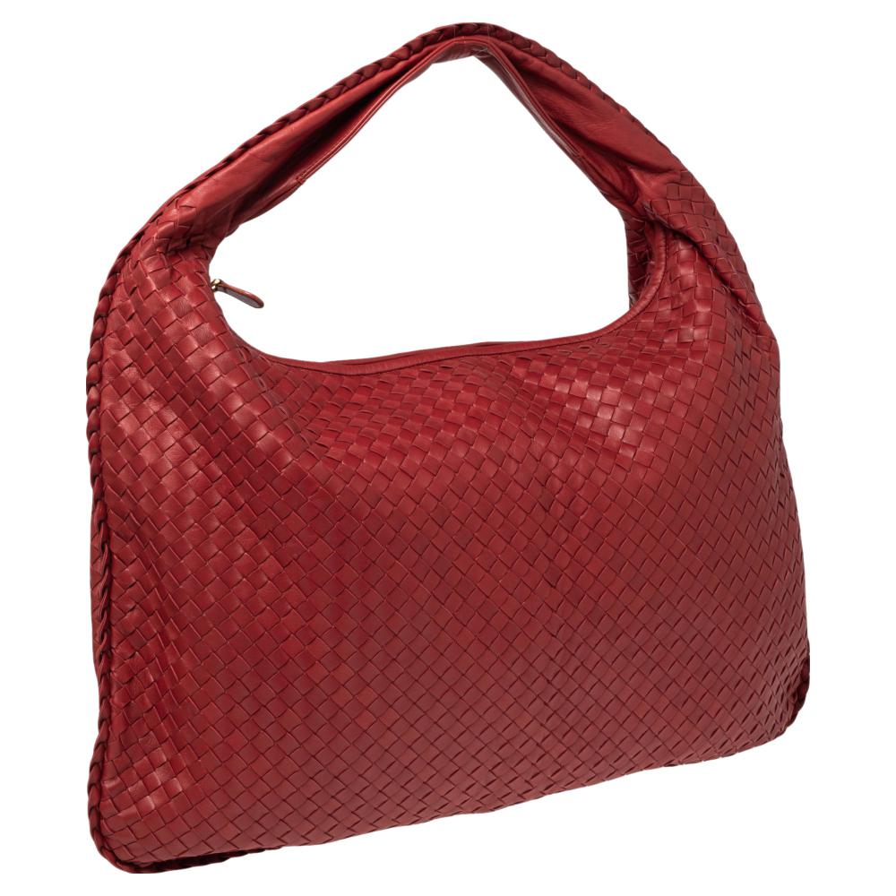 Bottega Veneta Red Intrecciato Leather Maxi Veneta Hobo In Good Condition In Dubai, Al Qouz 2