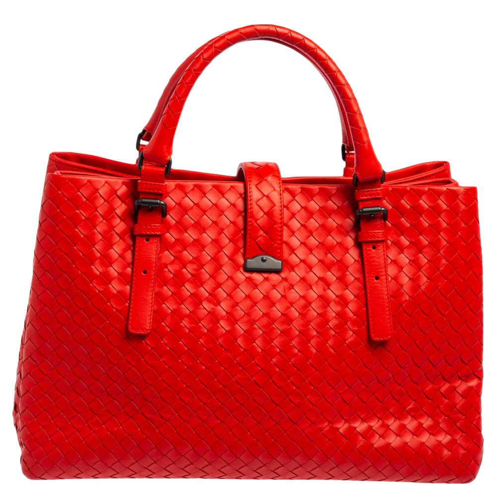 This Bottega Veneta tote is a creation that brings joy to one's sight! It has been beautifully crafted from leather and designed in its signature Intrecciato pattern while being held by two top handles. The bag is also equipped with a flap push-lock