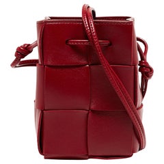 Bottega Veneta Rote Intrecciato Mini Cassette Bucket Bag aus Leder