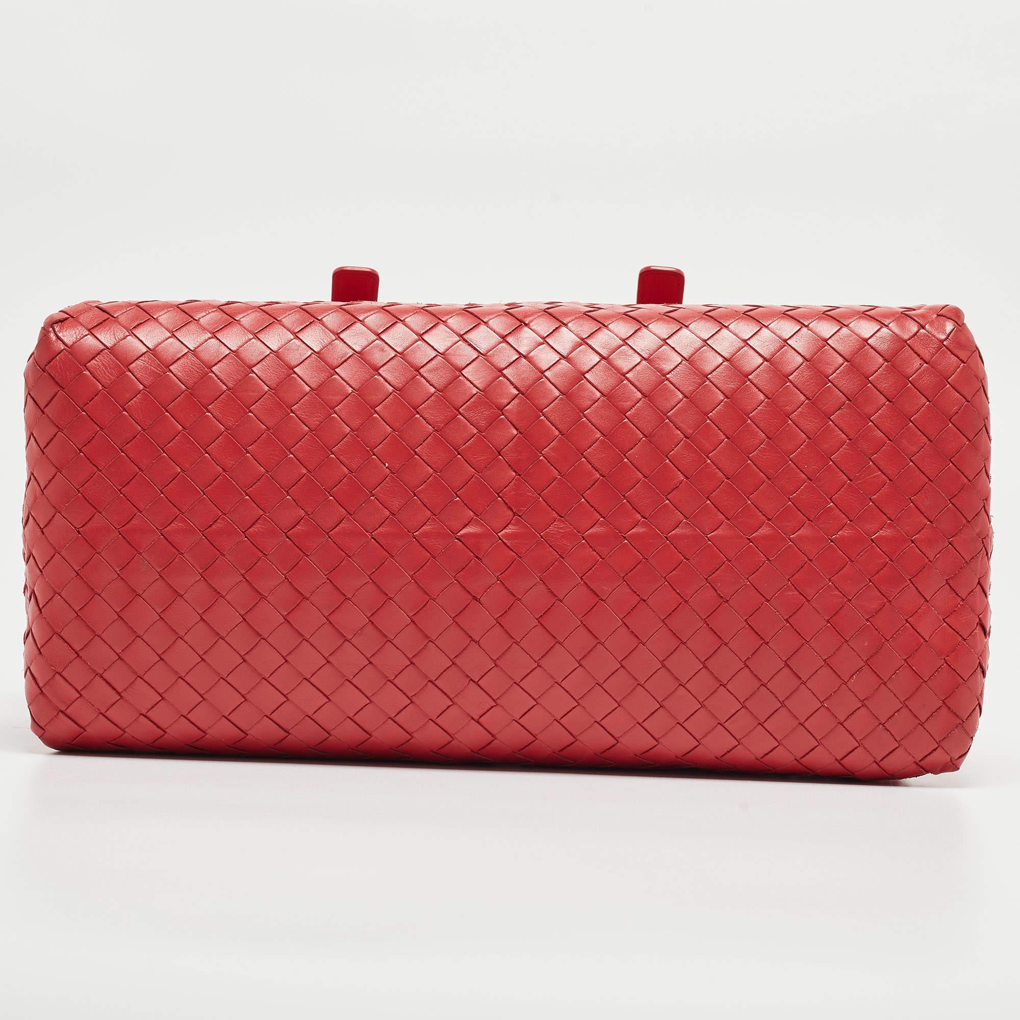 Bottega Veneta Red Intrecciato Leather New Boston Bag In Good Condition For Sale In Dubai, Al Qouz 2