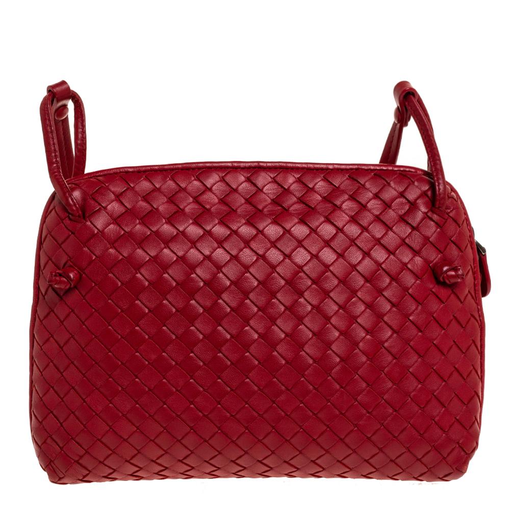 Diese Nodini Tasche von Bottega Veneta ist aus rotem Leder in der charakteristischen Intrecciato-Webtechnik gefertigt und zeigt eine nahtlose Silhouette. Diese Umhängetasche:: die Eleganz und subtilen Charme verkörpert:: wird von einem langen