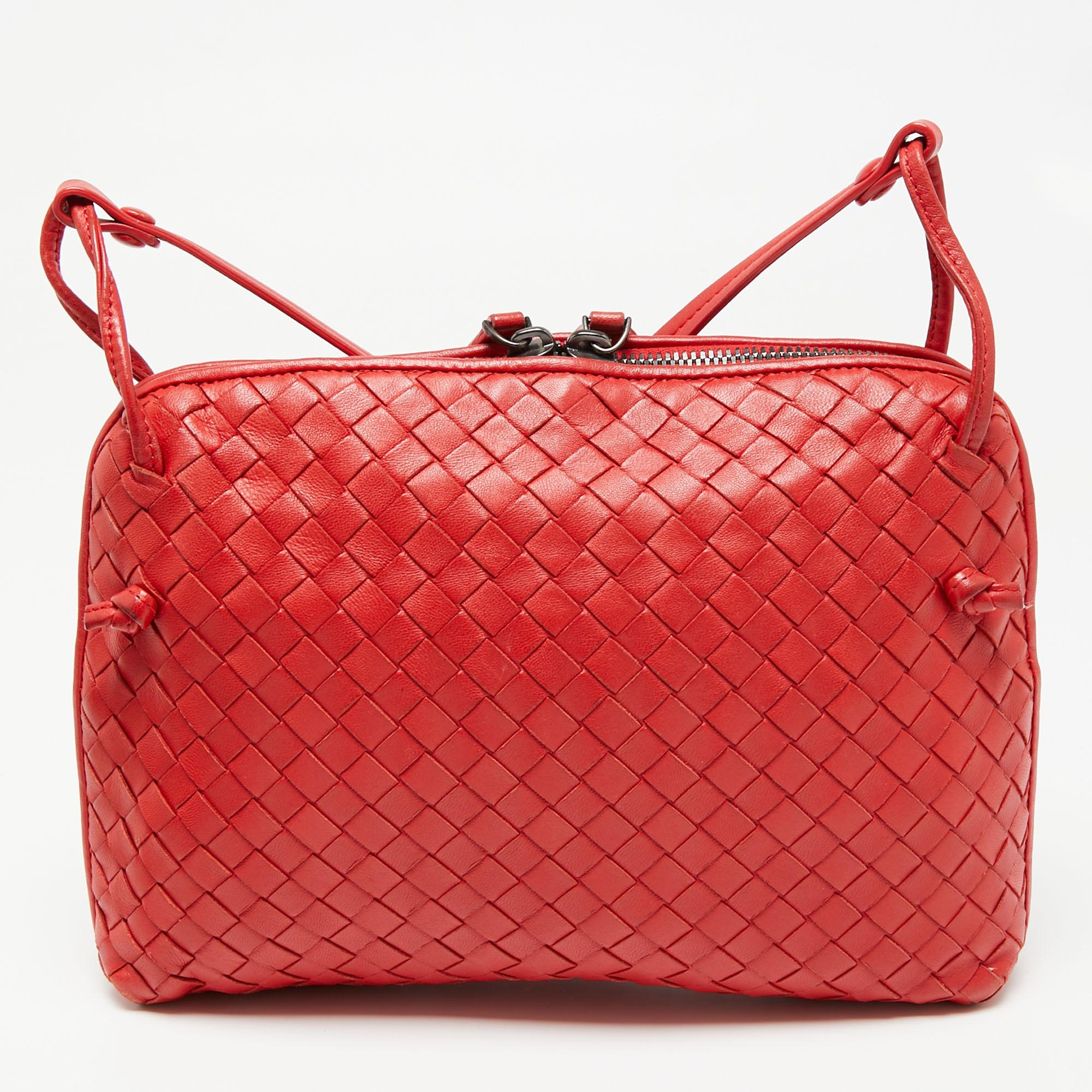 This Nodini bag from Bottega Veneta is crafted from leather using their signature Intrecciato weaving technique flaunting a seamless silhouette. This shoulder bag, personifying elegance and subtle charm, is held by a long shoulder strap. Brimming