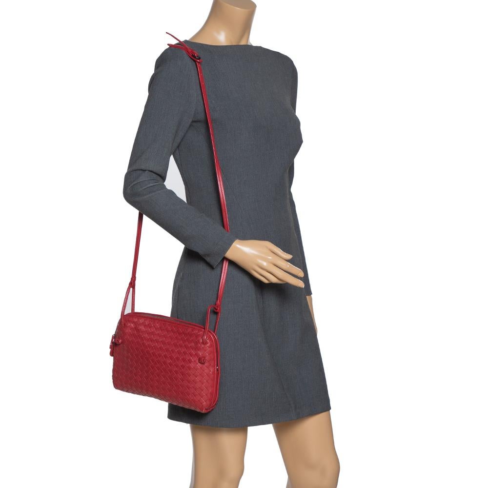 Bottega Veneta Rote Intrecciato Leder Nodini Crossbody Tasche im Zustand „Gut“ in Dubai, Al Qouz 2