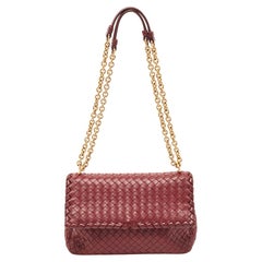 Bottega Veneta, petit sac à bandoulière Olimpia rouge en cuir Intrecciato