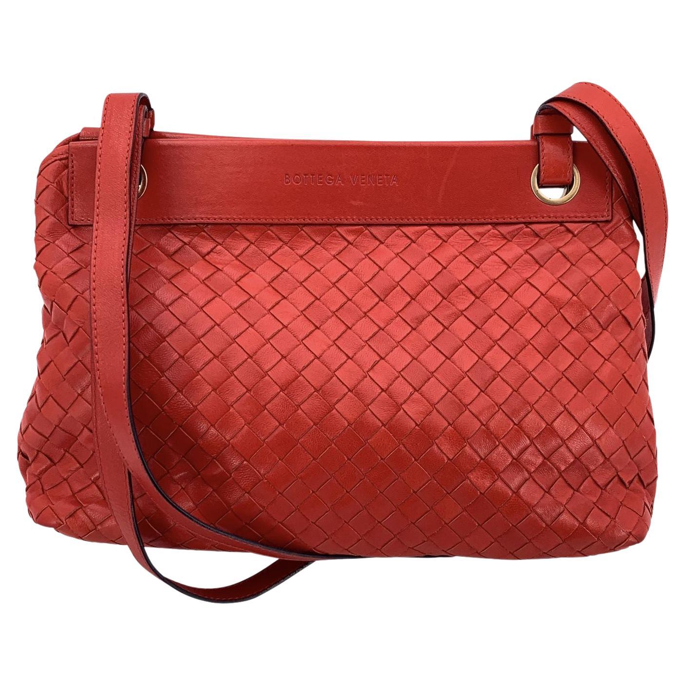 Bottega Veneta - Sac à bandoulière en cuir tressé Intrecciato rouge