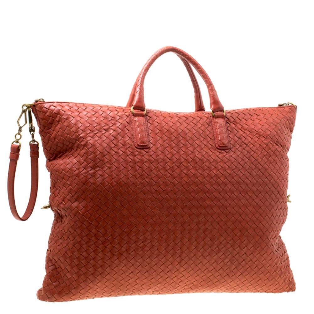 Bottega Veneta Red Intrecciato Nappa Leather Convertible Tote In Good Condition In Dubai, Al Qouz 2
