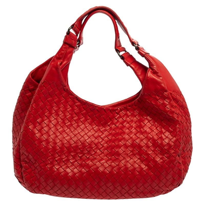 Step out in style carrying this elegant leather hobo woven in Bottega Veneta's Intrecciato pattern. The suede lining ensures that you can hold all your essentials easily. Held by a single handle, this red Campana hobo is an everlasting closet