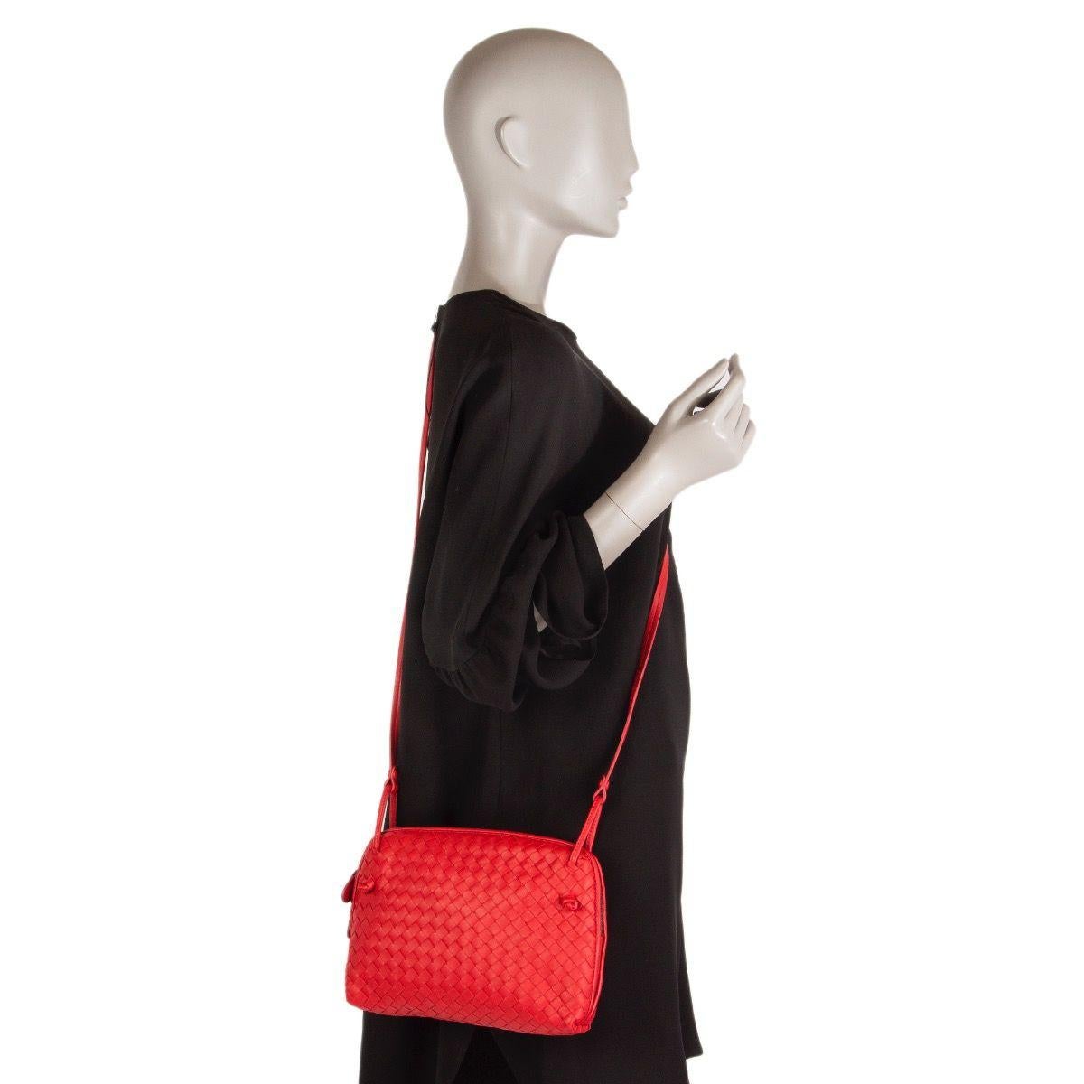 BOTTEGA VENETA red leather INTRECCIATO NODINI Crossbody Shoulder Bag In Excellent Condition In Zürich, CH