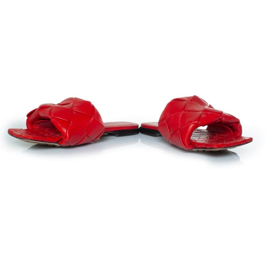 Bottega Veneta, Lido-Sandalen aus rotem Leder. Der Artikel hat eine kleine Beschädigung an der rechten Vorderseite, ansonsten in sehr gutem Zustand.

CONDIT: guter Zustand

GRÖSSE: 39

MASSE DER EINLEGESOHLE: 26 cm

MASSE DES ABSATZES: 1,5 cm