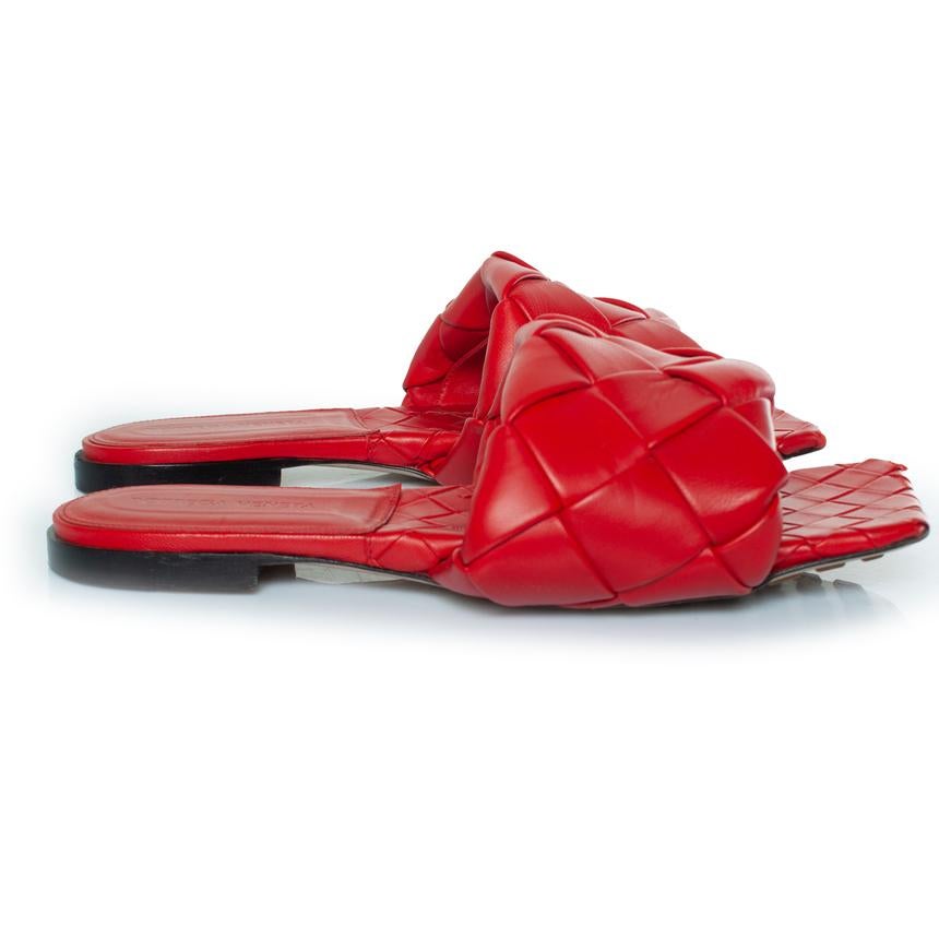 Bottega Veneta, Lido-Sandalen aus rotem Leder (Rot) im Angebot