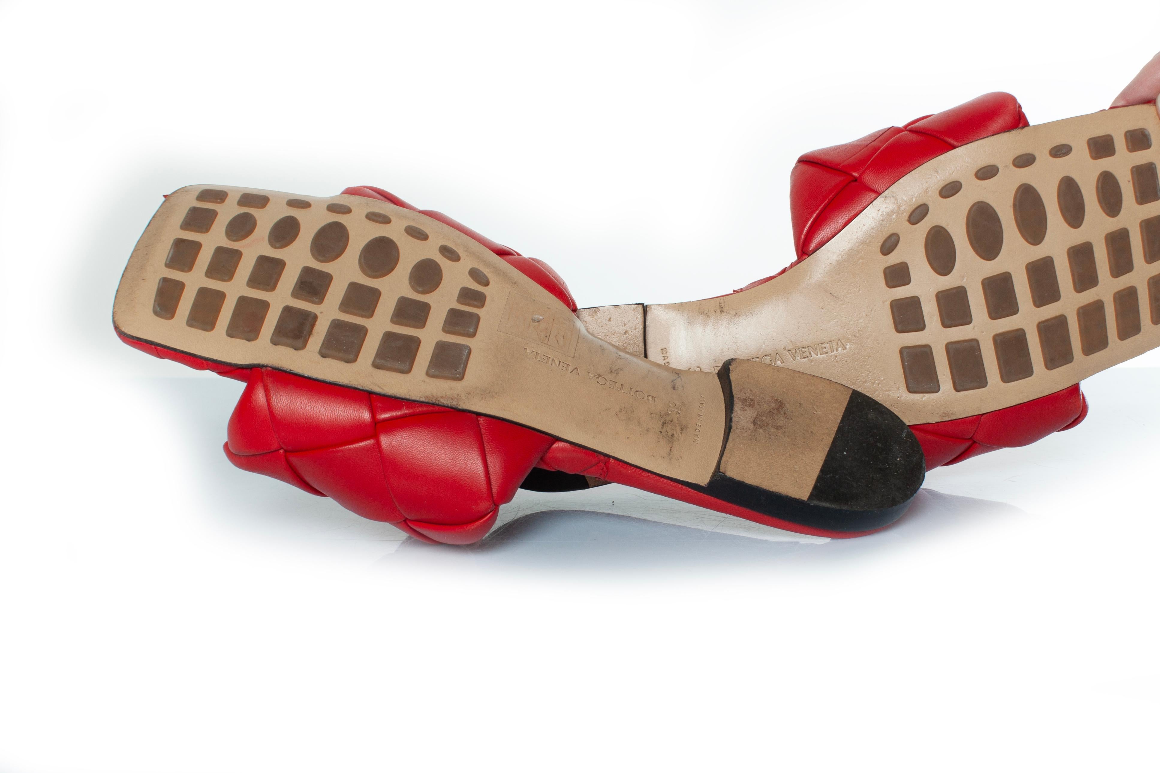 Bottega Veneta, Lido-Sandalen aus rotem Leder im Angebot 3