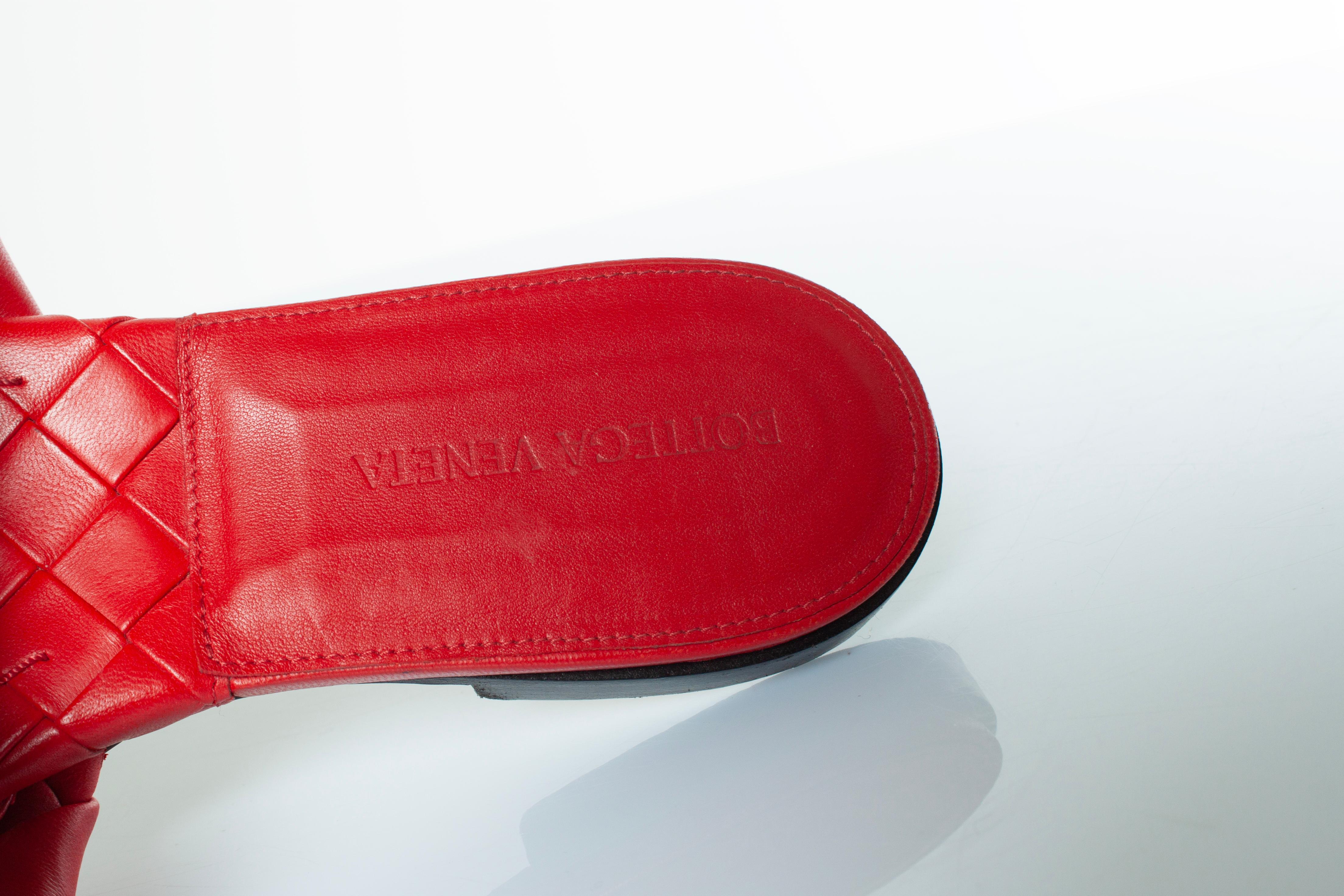 Bottega Veneta, Lido-Sandalen aus rotem Leder im Angebot 4