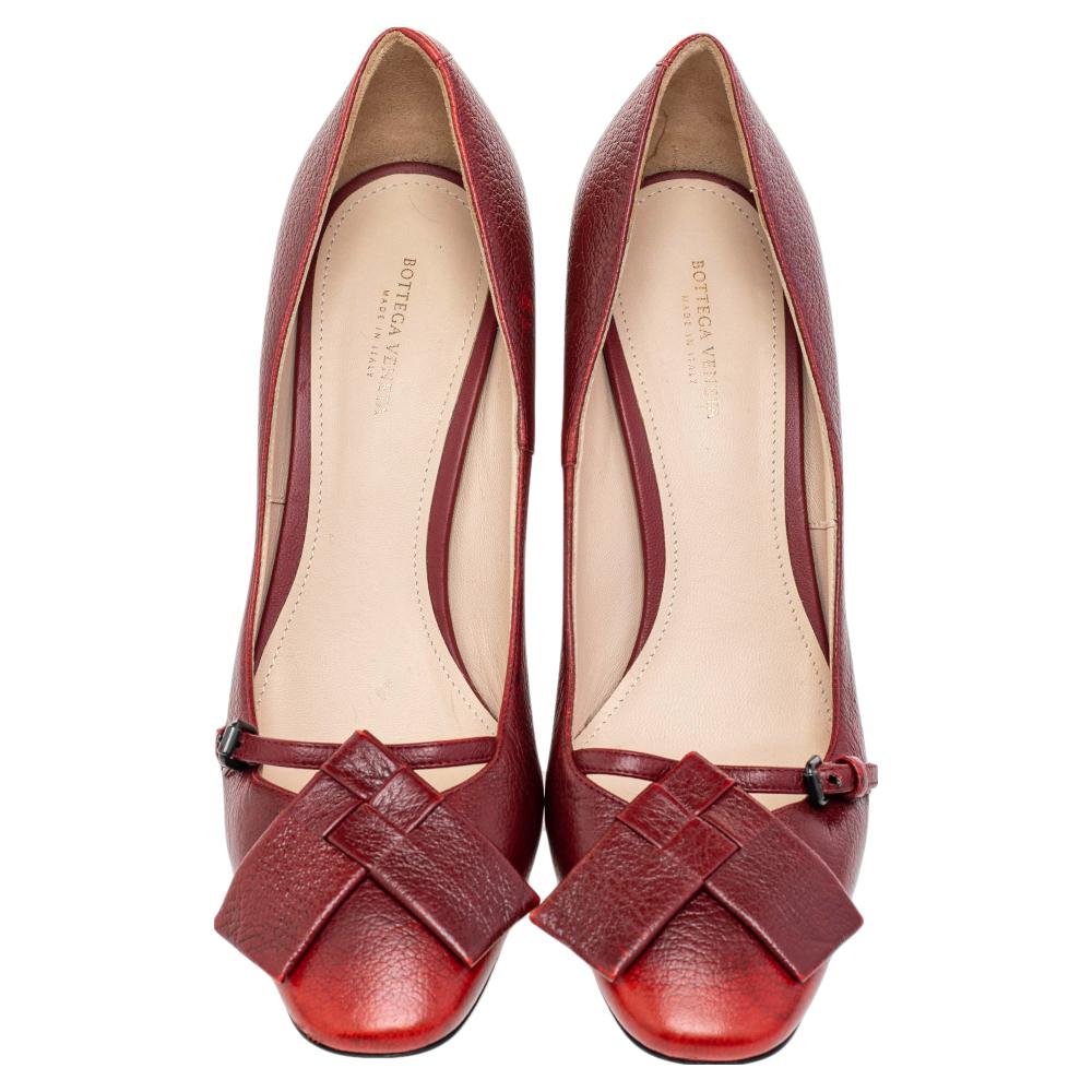 Nothing like a smart pair of pumps to complement a chic outfit! Crafted from leather, this Cherbourg pair from Bottega Veneta makes a fashion statement with its feminine silhouette and bold bow detailing. Styled beautifully and balanced by