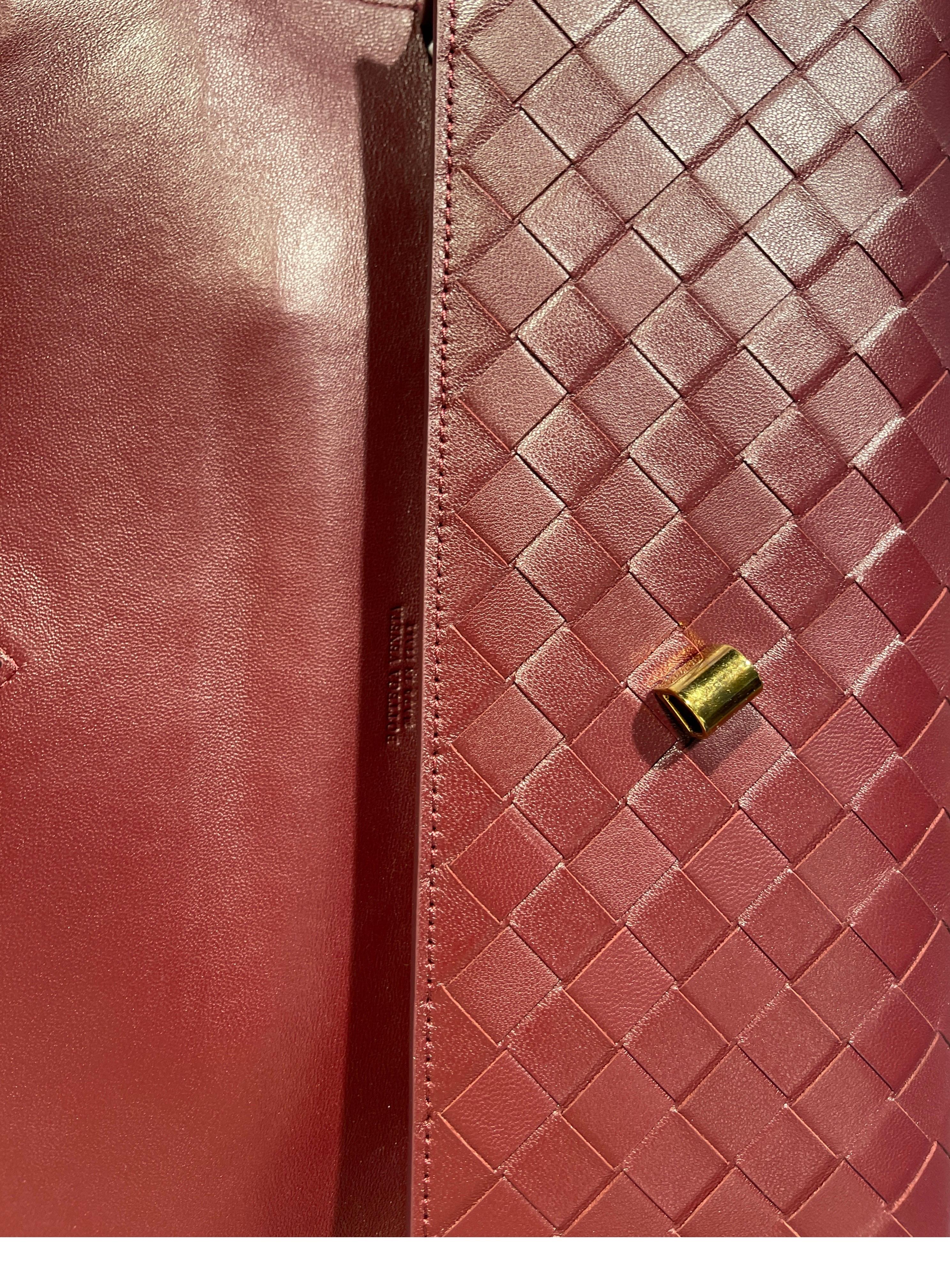 BOTTEGA VENETA RED LONG ANDIAMO CLUTCH HANDLE 2023 bag Barolo In New Condition In Montreal, Quebec