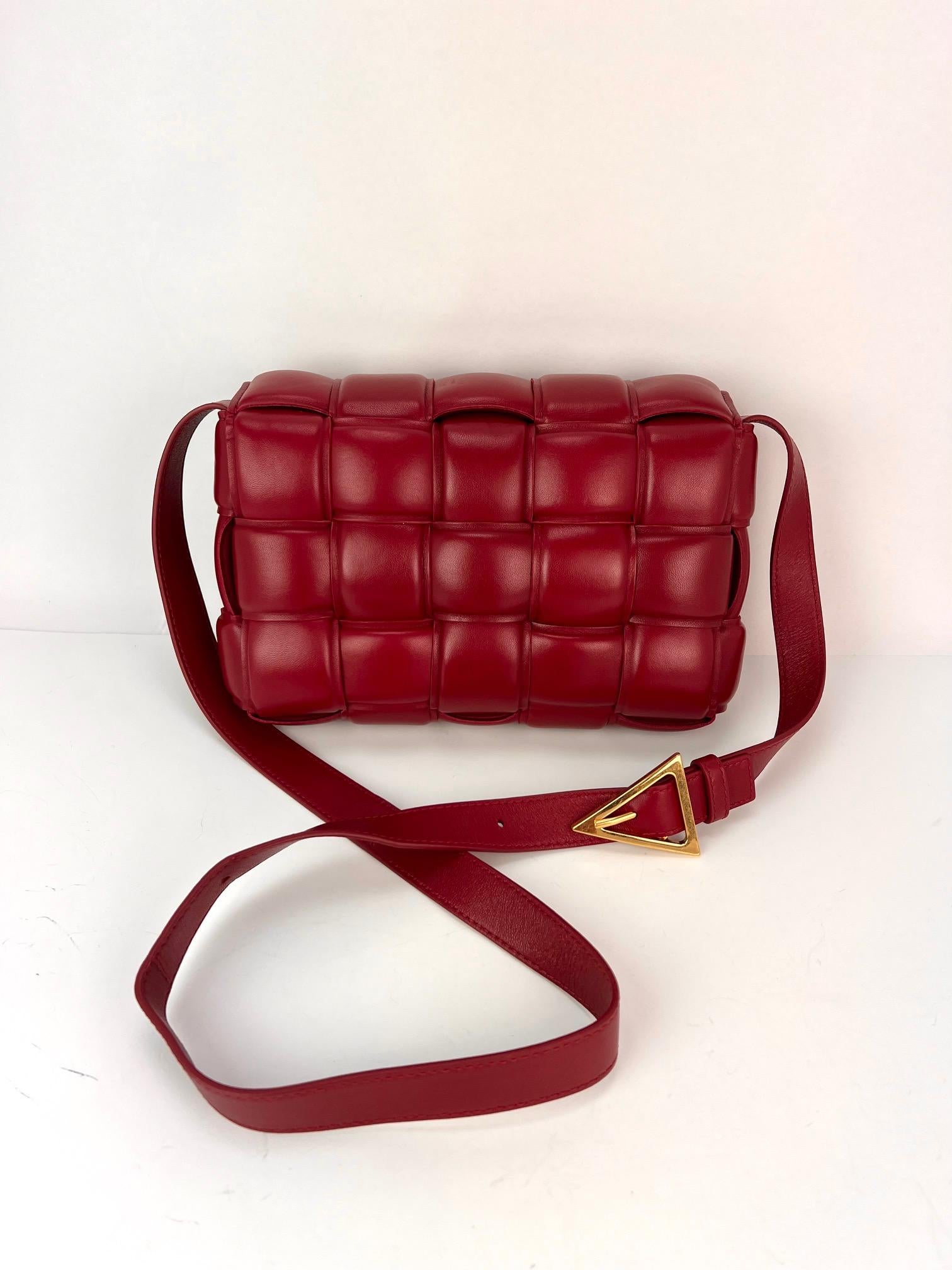 Usado 100% Auténtico
Bottega Veneta Napa Maxi Intreccio Acolchado
Bolsa Crossbody Cassette Roja
VALORACIÓN: A/B... excelente, casi nuevo, muestra poco a 
sin signos de desgaste
MATERIAL: piel de cordero 
MEDIDAS: Alto 7'' x Largo 10'' x Ancho