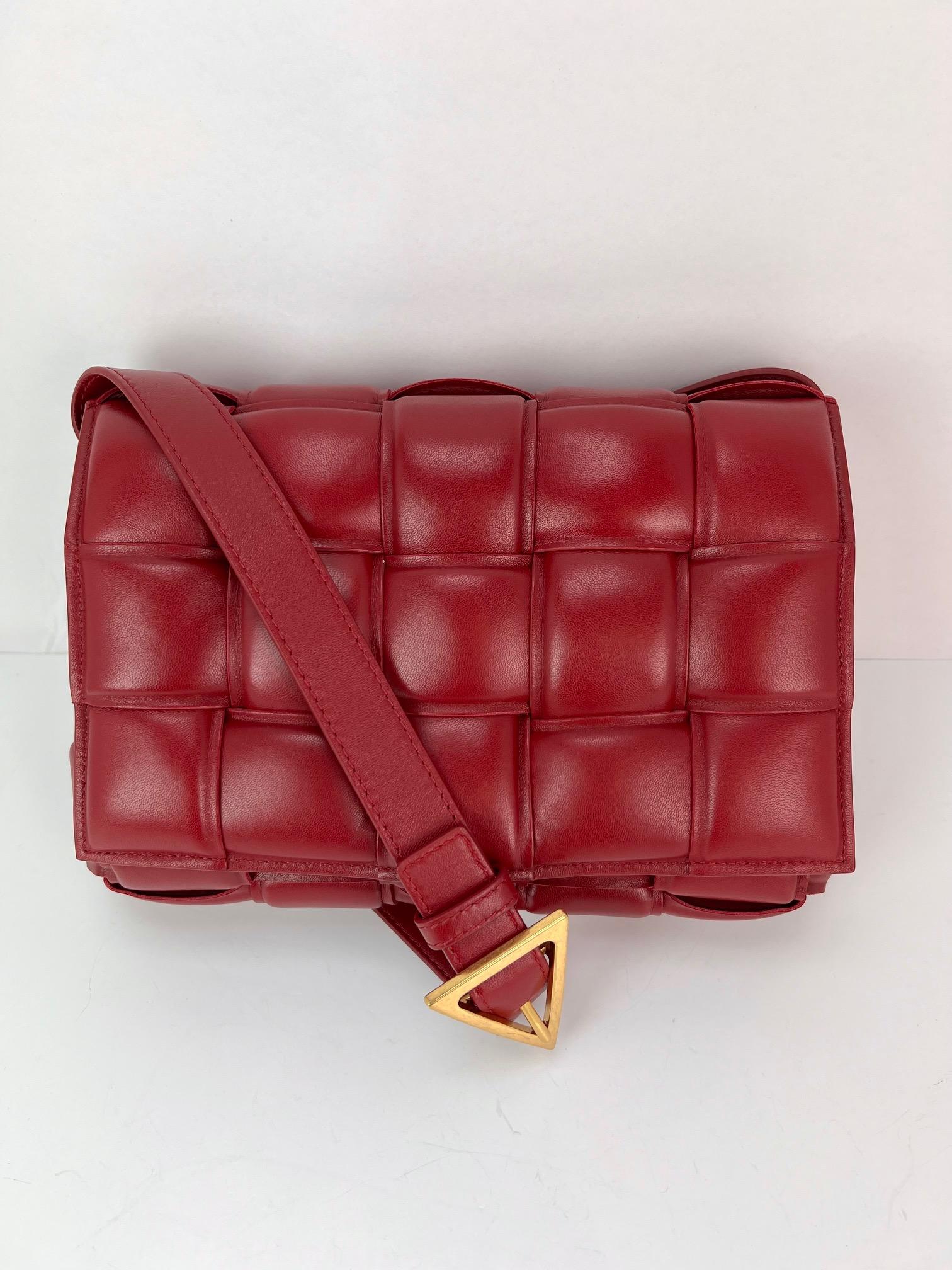Bolso cruzado acolchado de napa roja Bottega Veneta Maxi Intreccio en venta 6