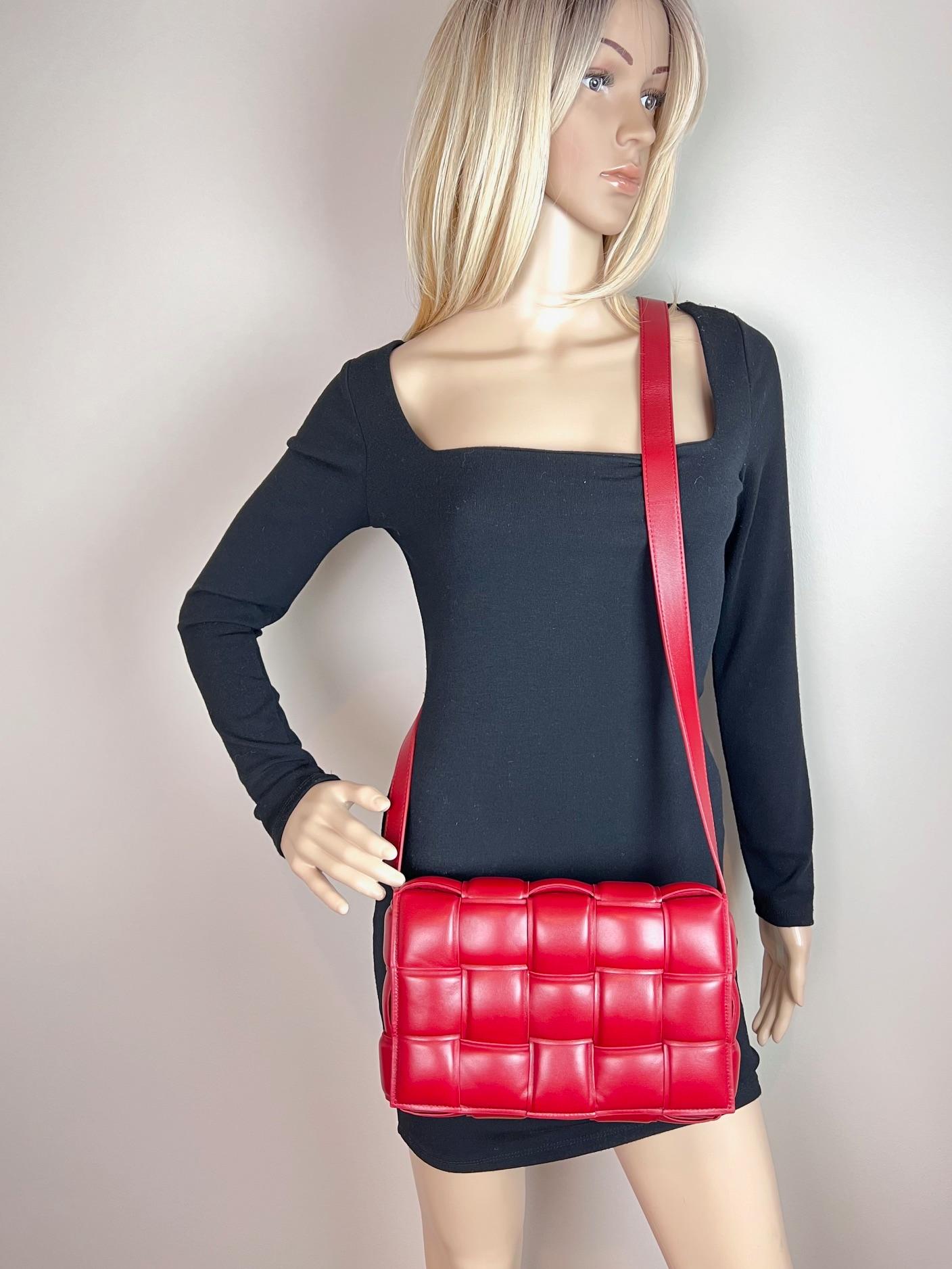 Bolso cruzado acolchado de napa roja Bottega Veneta Maxi Intreccio en venta 1
