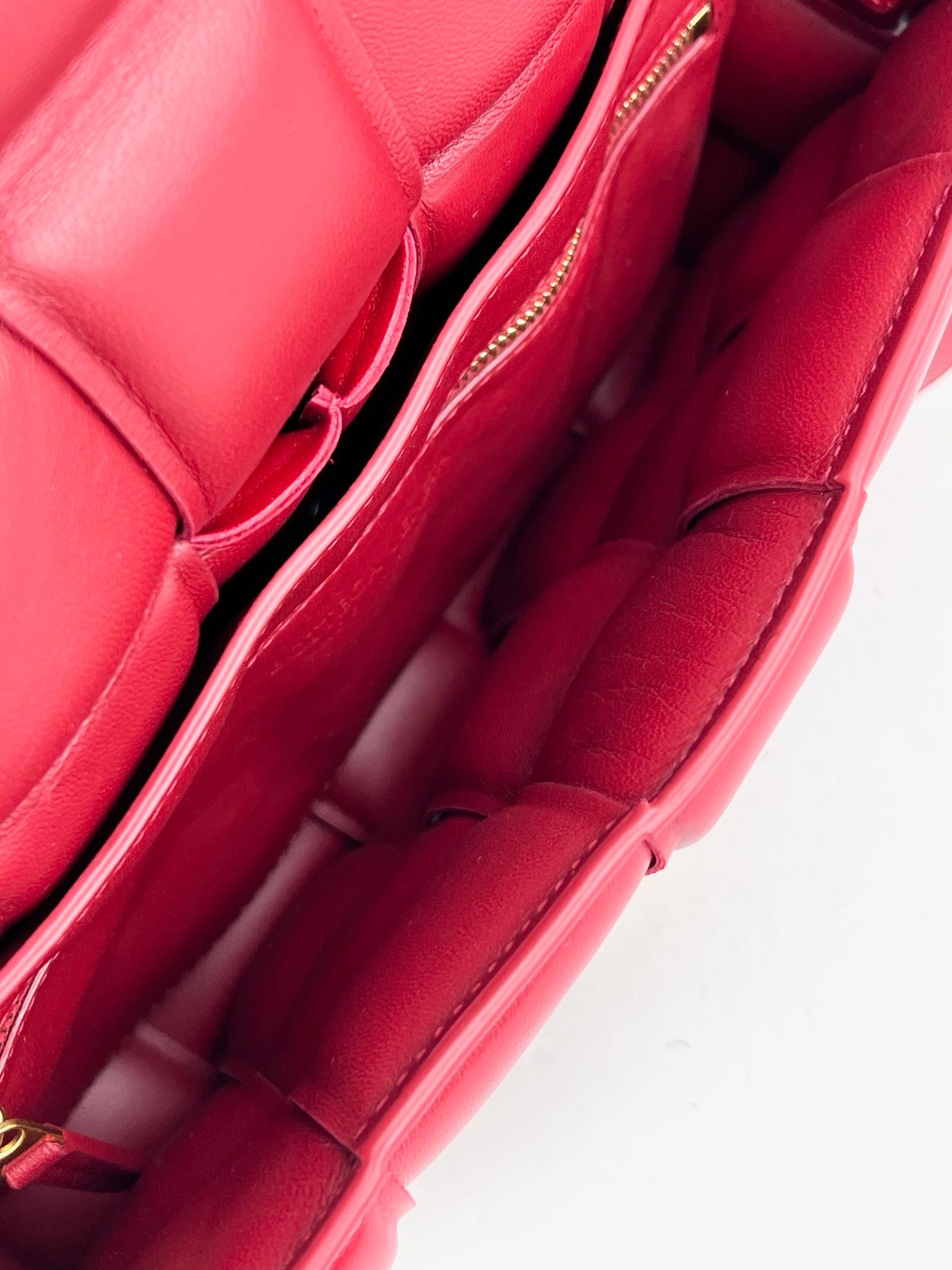 Bolso cruzado acolchado de napa roja Bottega Veneta Maxi Intreccio en venta 2