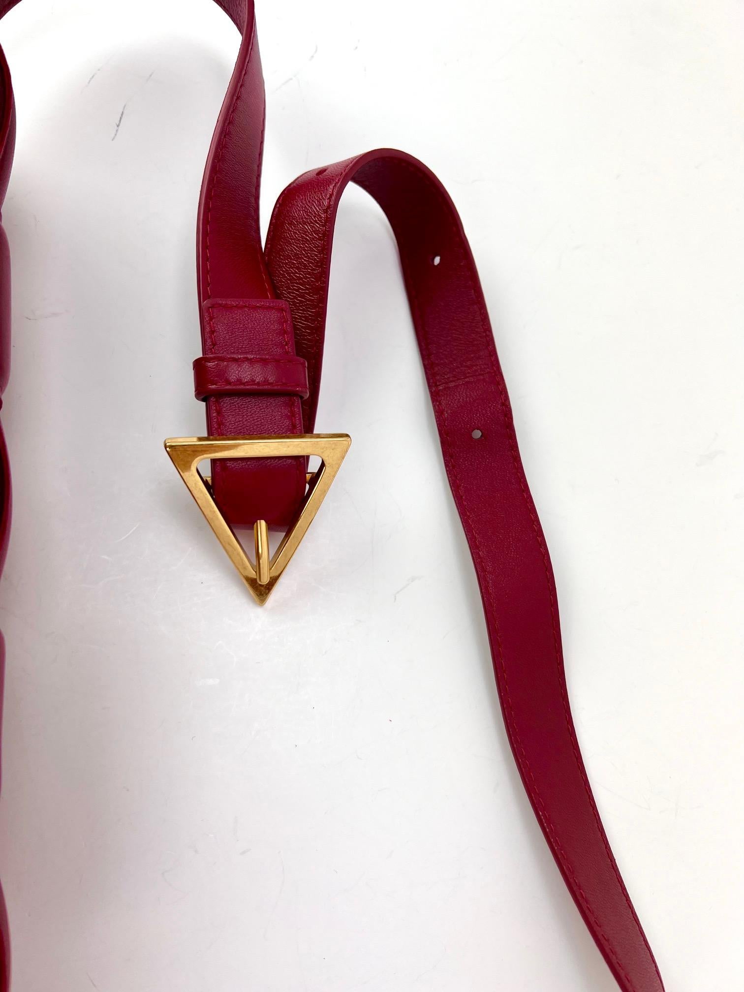 Bolso cruzado acolchado de napa roja Bottega Veneta Maxi Intreccio en venta 4