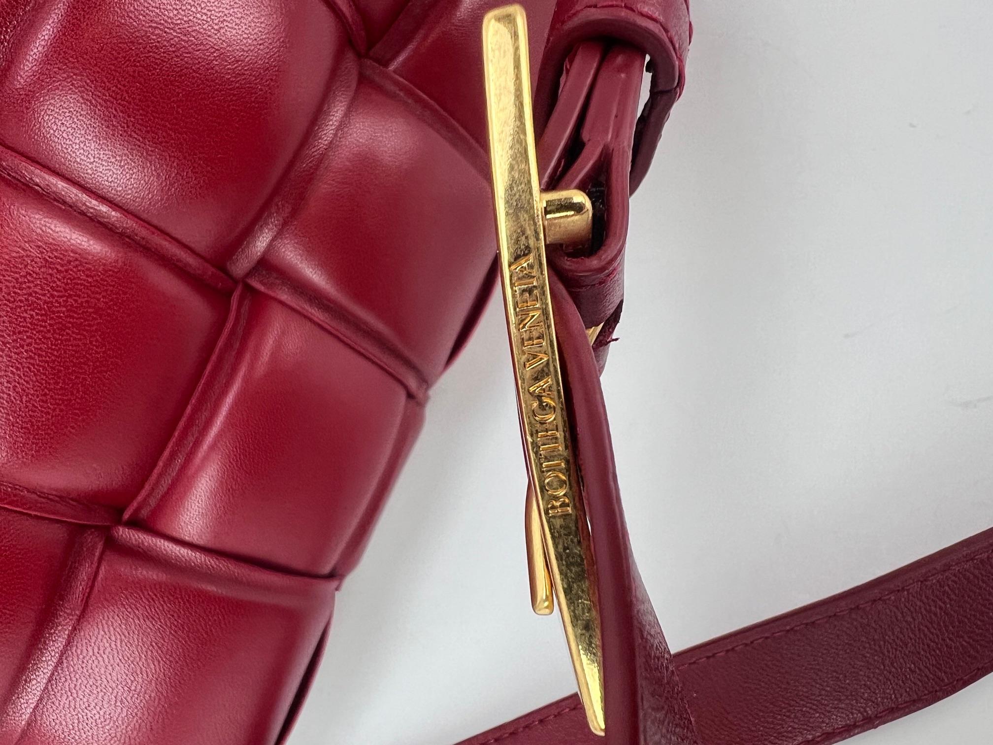 Bolso cruzado acolchado de napa roja Bottega Veneta Maxi Intreccio en venta 5