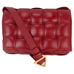 Bolso cruzado acolchado de napa roja Bottega Veneta Maxi Intreccio