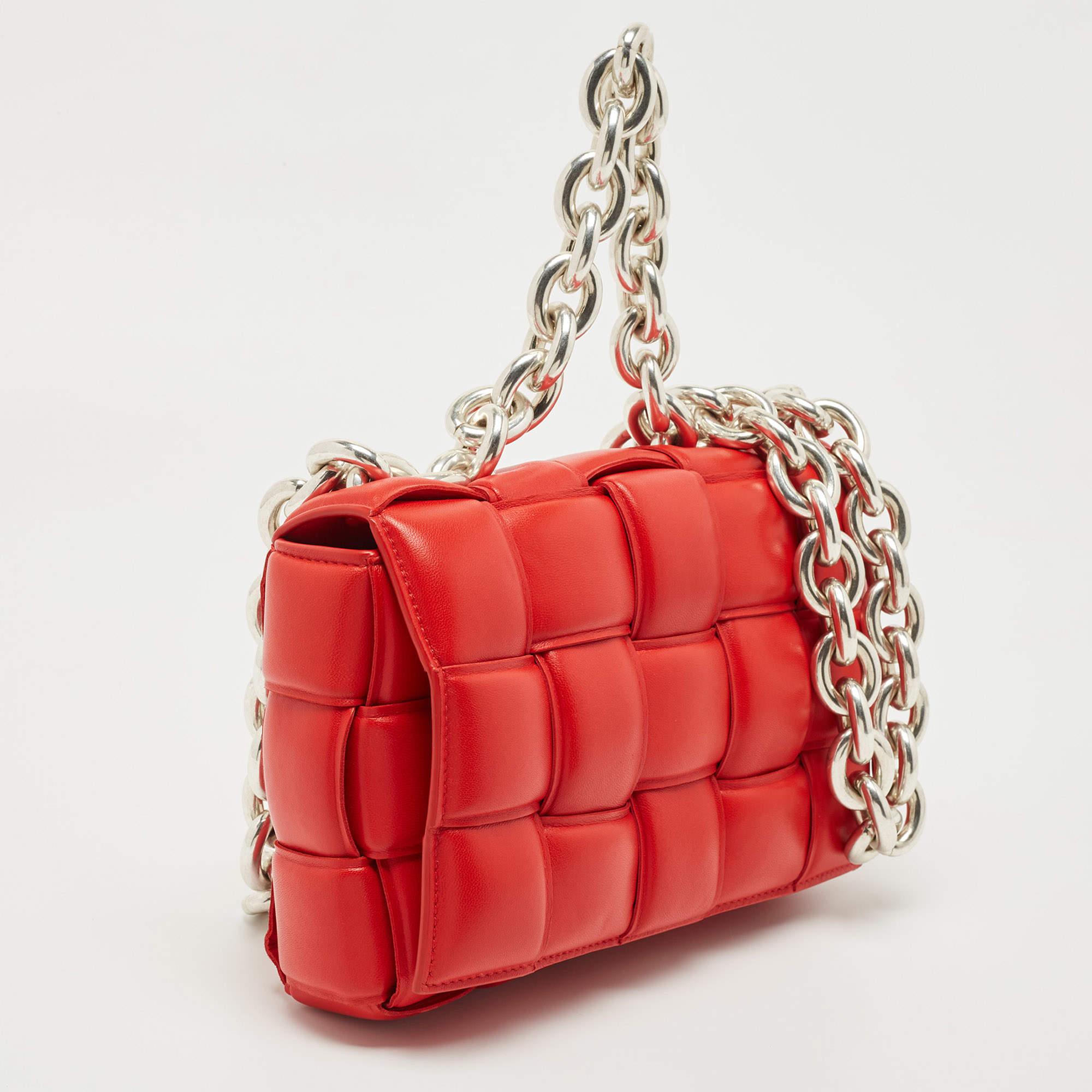 The Cassette bag by Bottega Veneta is all things stylish, trendy and instagrammable. With its playful take on the brand's signature house code - the Intrecciato weave, the bag's exterior flaunts a maxi version of the weave. It is crafted from