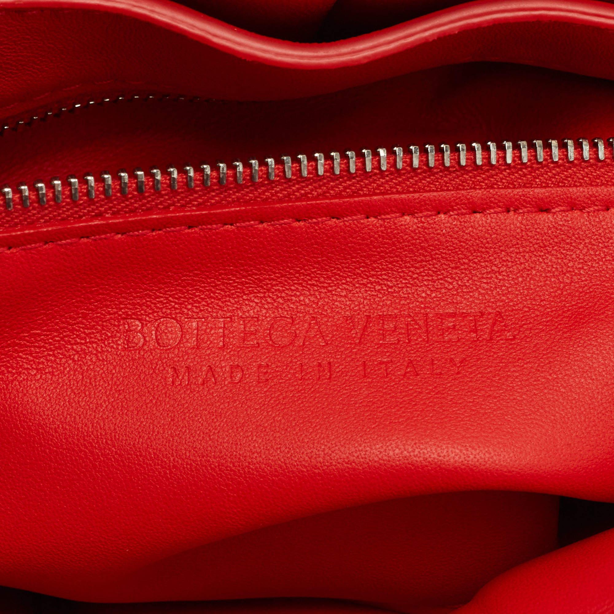 Bottega Veneta - Sac à bandoulière Cassette en cuir rembourré rouge Pour femmes en vente