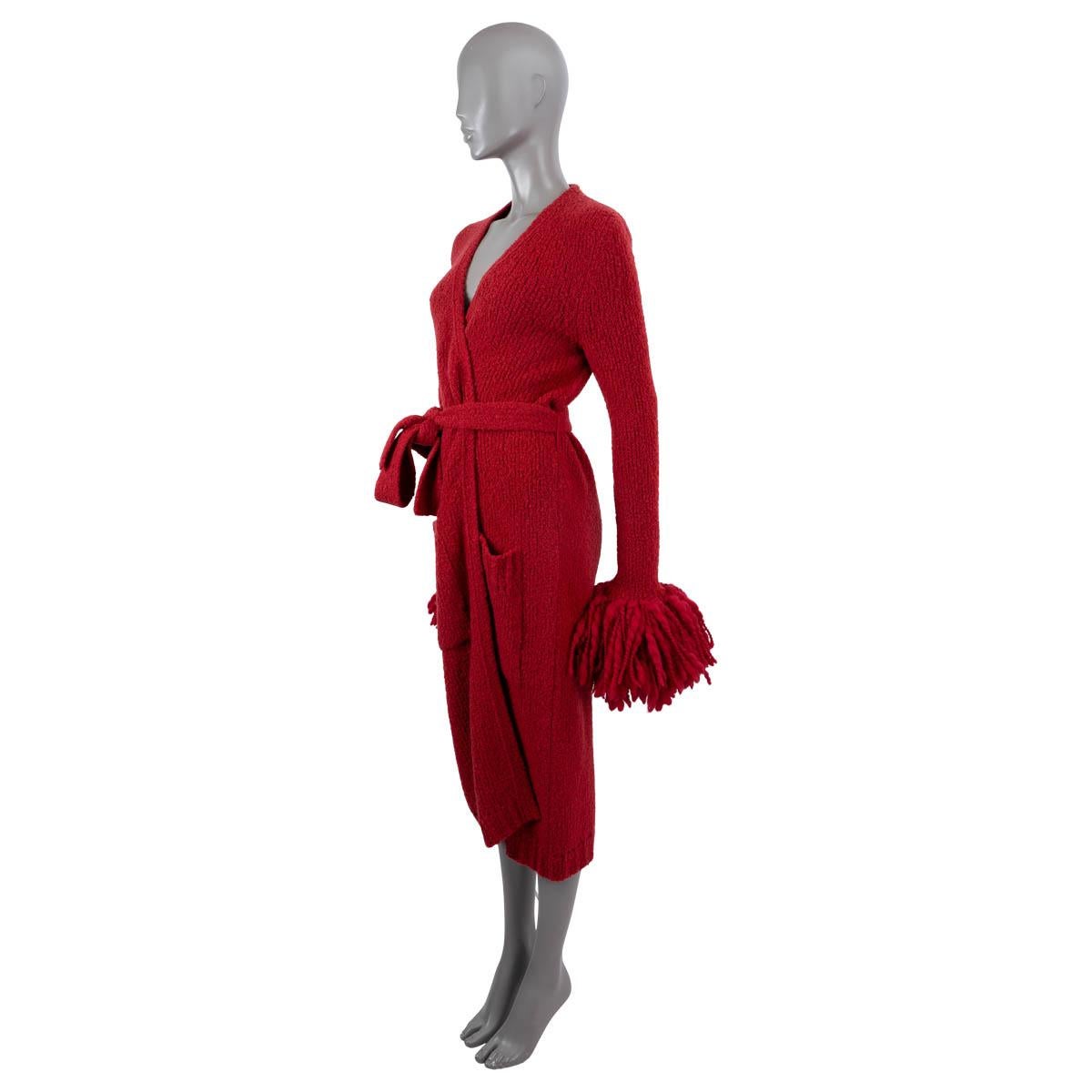 100% authentic Bottega Veneta 2018 belted long cardigan in red wool (88%) and polyamide (12%) with fringed mohair trim at the cuffs. Features two slit pockets on the front and is finished with ribbed trim at the hem and the pockets. Close with a