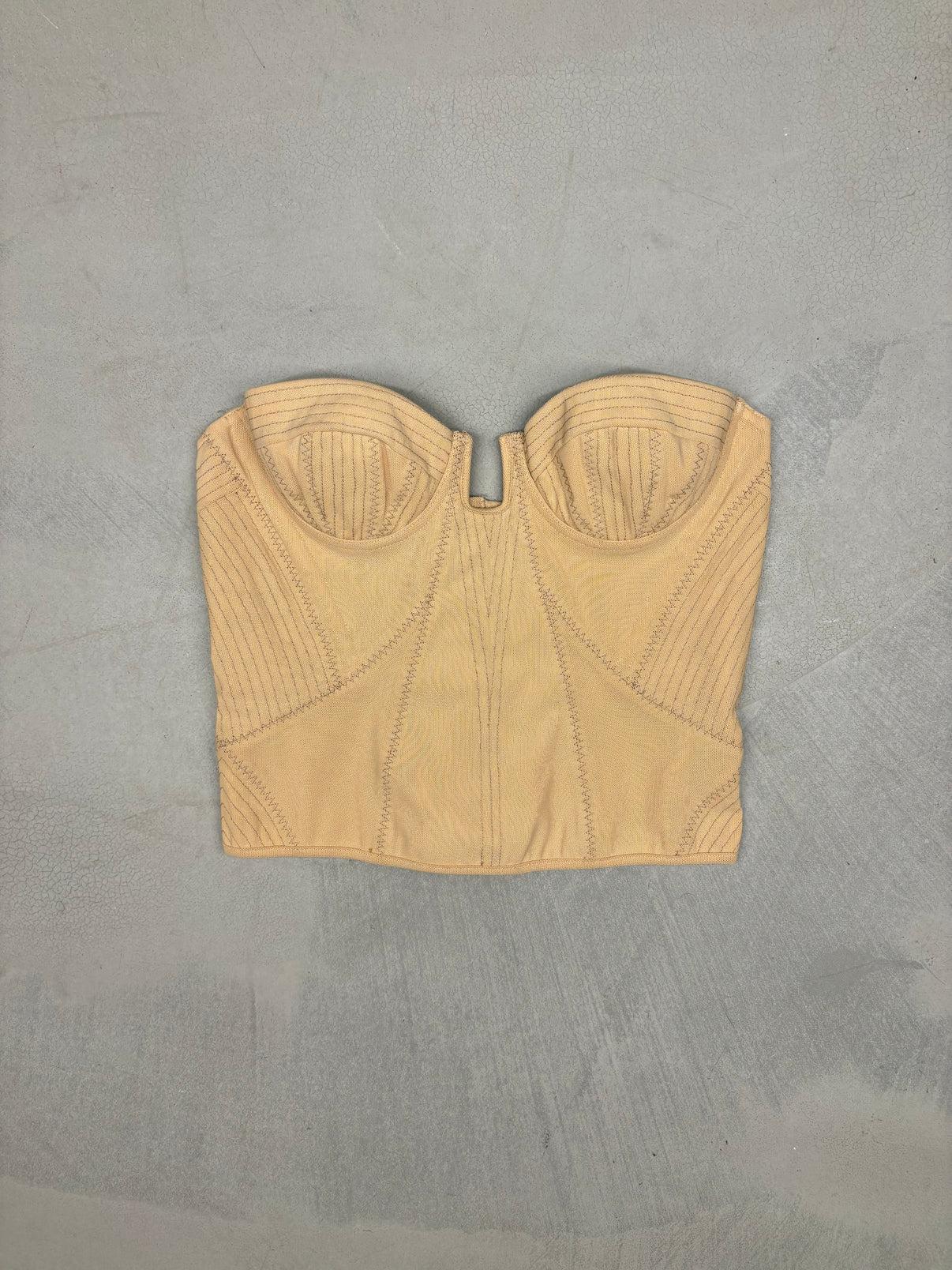 - Bottega Veneta von Tomas Maier
- Kurort 2012
- Verkauft von Gold Palms Vintage
- Beigefarbenes getäfeltes Korsett
- Details der Nähte
- Hakenverschluss
- 84% Polyamid 16% Elastan
- Größe: it 40

Abmessungen (flach)

Oberweite: 33 cm/ 12,9