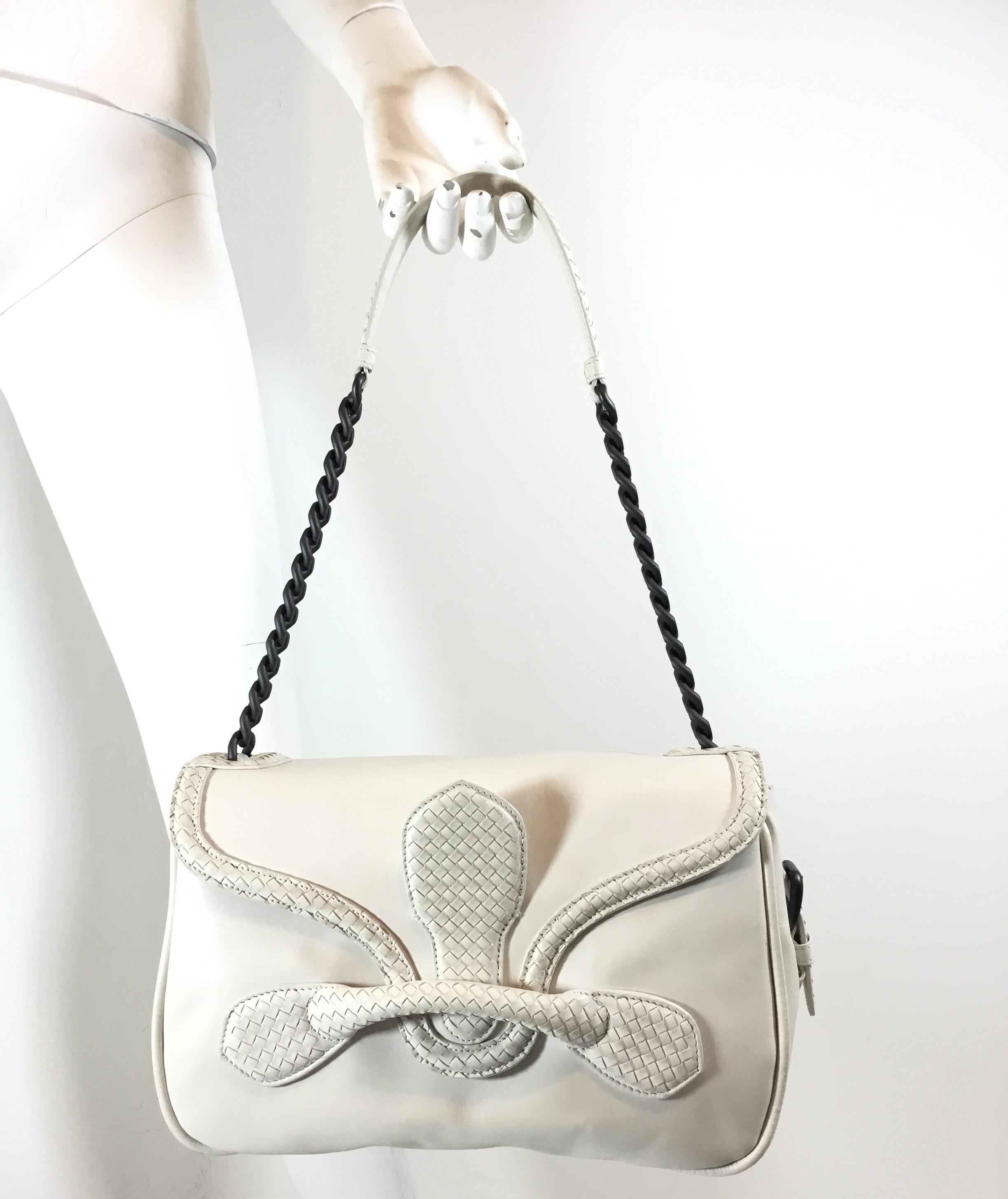  Bottega Veneta Off-white calf leather Rialto shoulder bag Crafted in Calf leather with woven Micro-Intreccio accents on the unusual closure and the stylish leather and brunito-finish handle. Comes with a coordinated mirror. Leather and suede lining