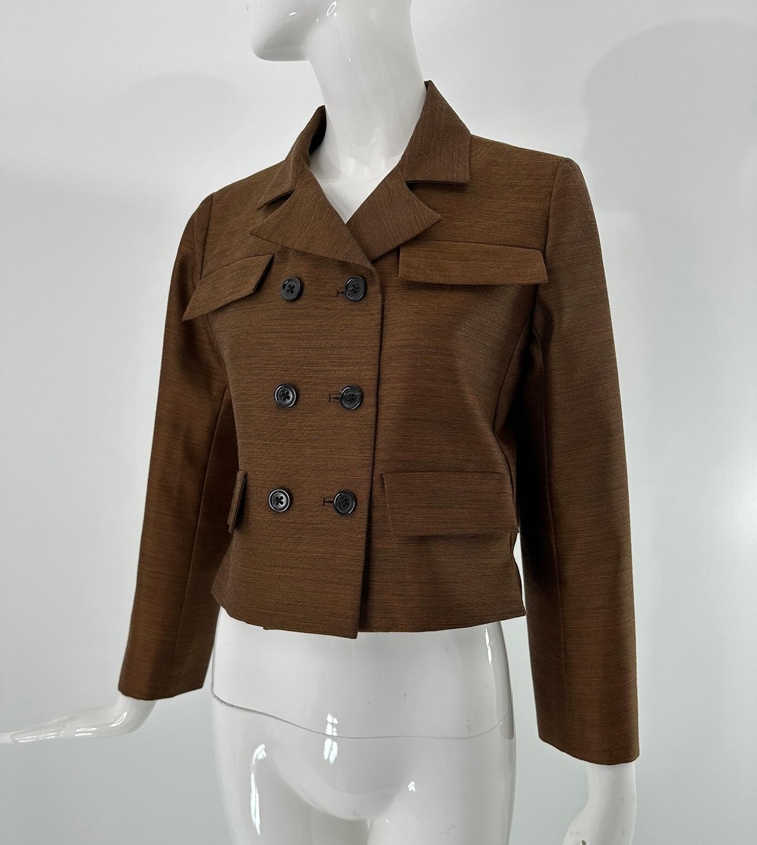 Chaqueta acanalada Bottega Veneta en mezcla de lana y seda, de doble botonadura y corte recortado Marcada en la talla 38. Sin usar y con etiquetas. Tejido acanalado estrecho en la espalda y marrón con un bonito brillo. Doble botonadura con ojales