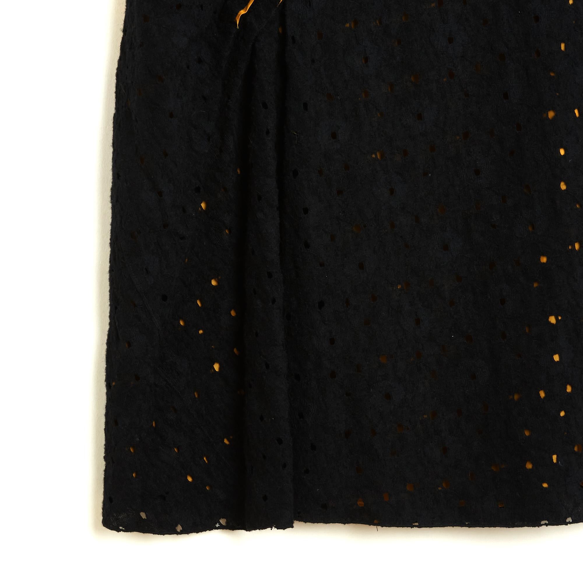 Safranfarbenes Seidensatin-Kleid von Bottega Veneta, überzogen mit gekochter Wollspitze, Rundhalsausschnitt, ärmellos, in der Taille und auf der rechten Seite drapiert, kontrastierende Seiteneinsätze aus Satin, langer Reißverschluss am Rücken. Größe