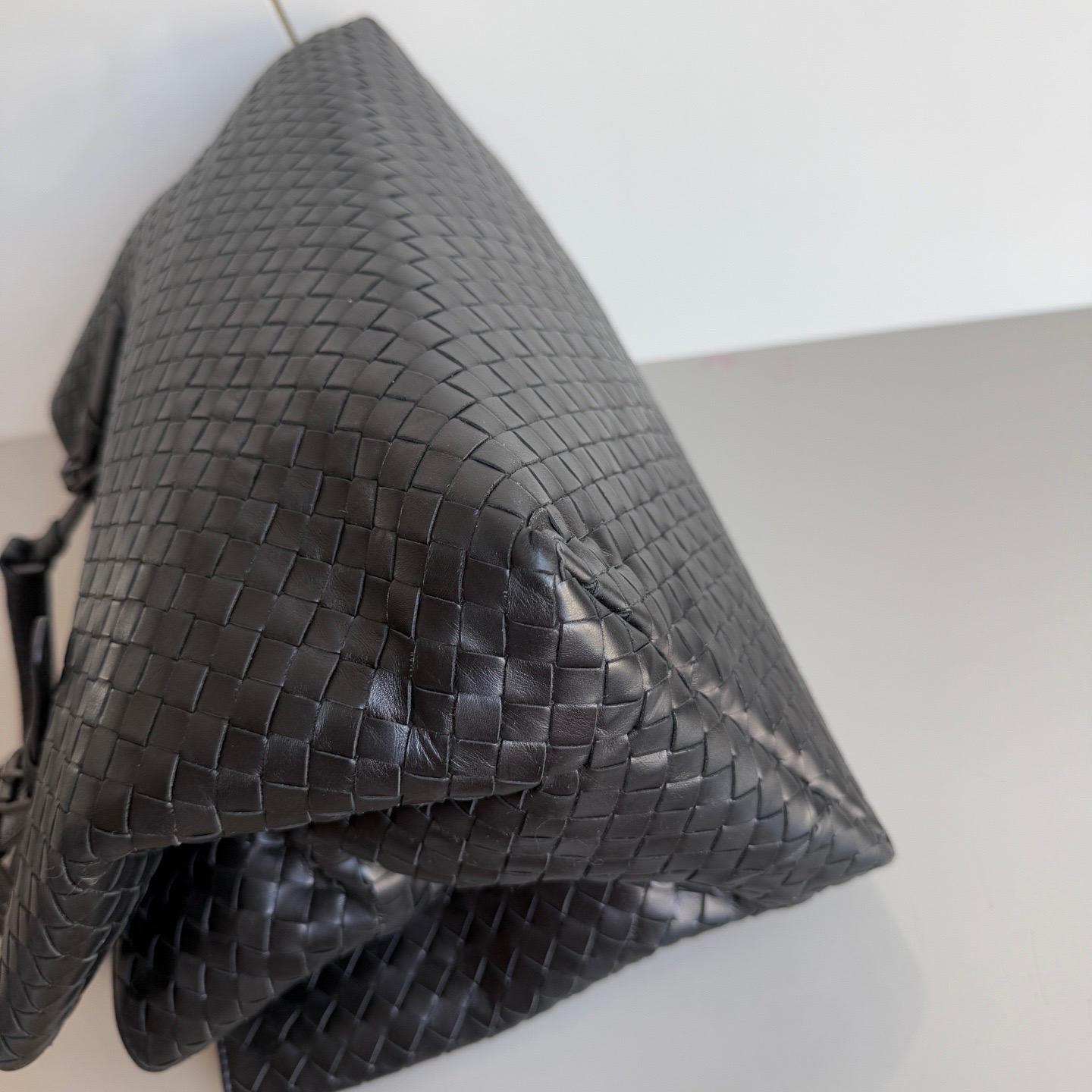 Bottega Veneta Roma Sac à main Intrecciato Nappa Leather Black Large 35cm en vente 6