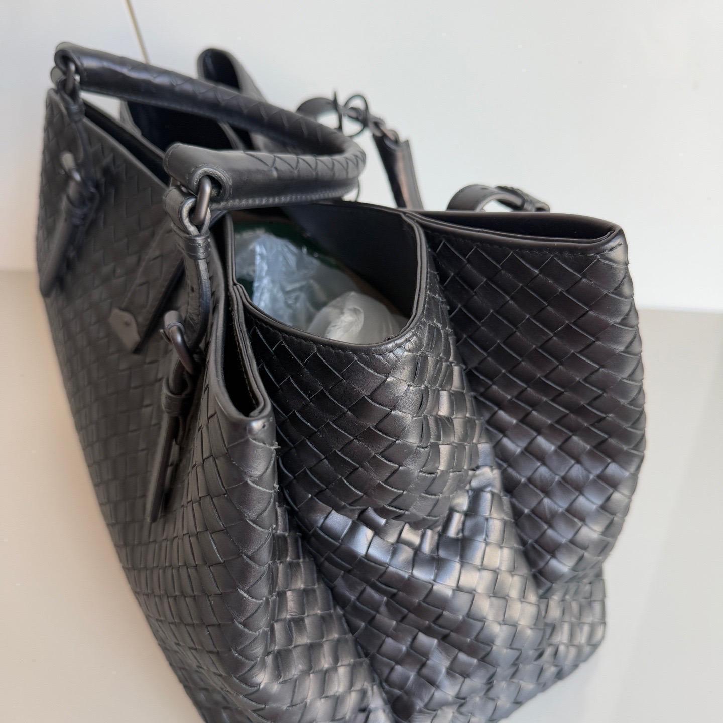 Bottega Veneta Roma Sac à main Intrecciato Nappa Leather Black Large 35cm en vente 14