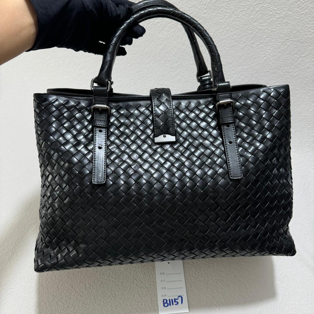 Bottega Veneta Roma Bolso Bolso Intrecciato Piel Nappa Negro Grande 35cm
Estas son fotos profesionales de la bolsa real.
  Este Bolso Roma de Bottega Veneta es una pieza excepcional de lujo, confeccionada en la emblemática piel marrón oscura con el