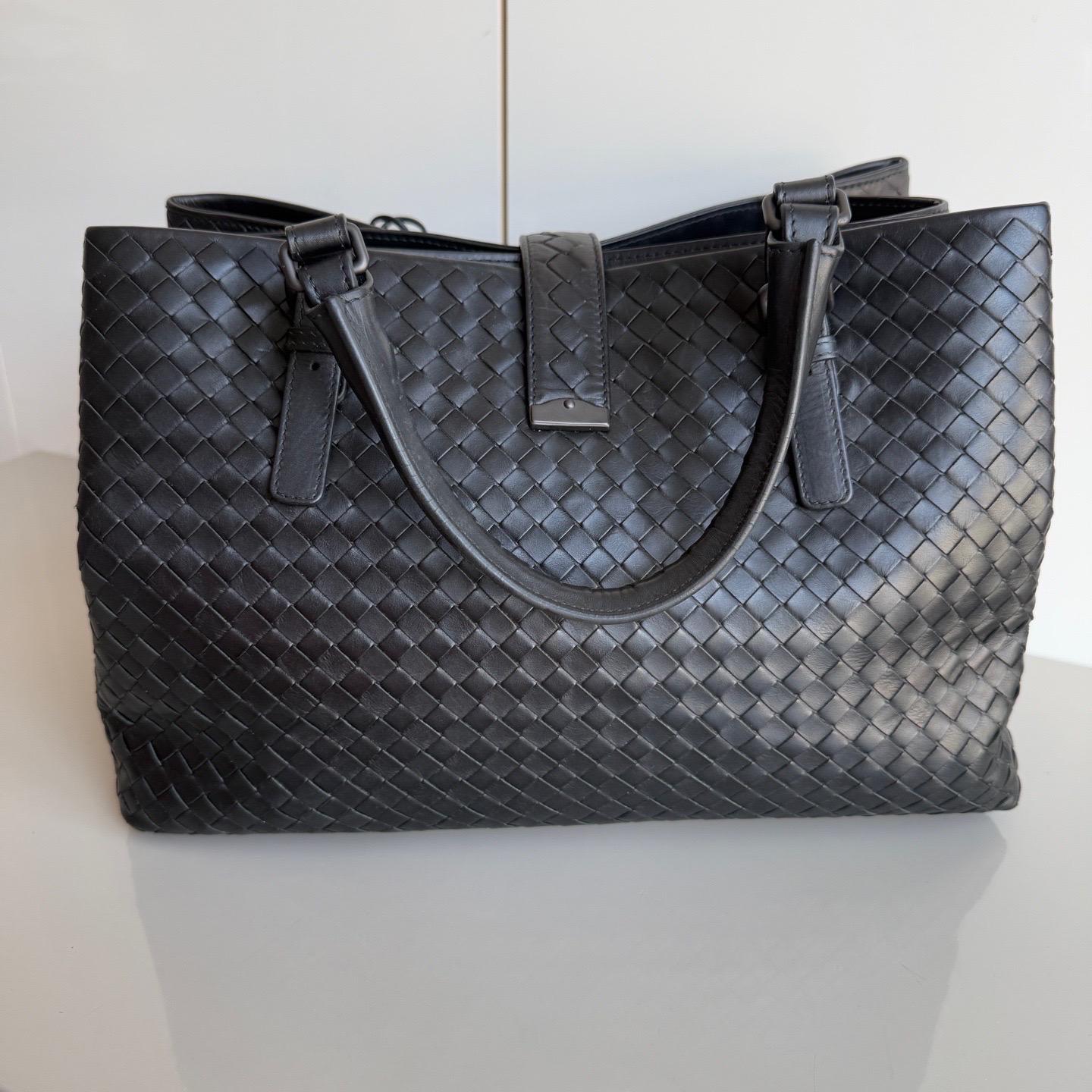 Bottega Veneta Roma Sac à main Intrecciato Nappa Leather Black Large 35cm
 Il s'agit de photos professionnelles du sac.
 Ce sac Roma de Bottega Veneta est une pièce de luxe exceptionnelle, fabriquée à partir d'un cuir marron foncé emblématique avec