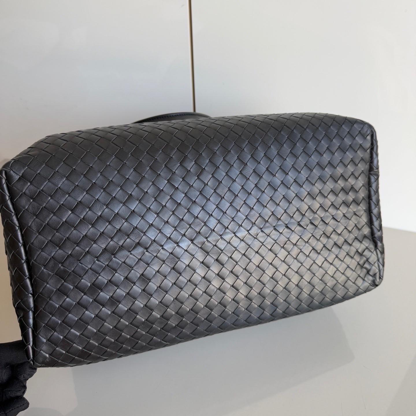 Noir Bottega Veneta Roma Sac à main Intrecciato Nappa Leather Black Large 35cm en vente