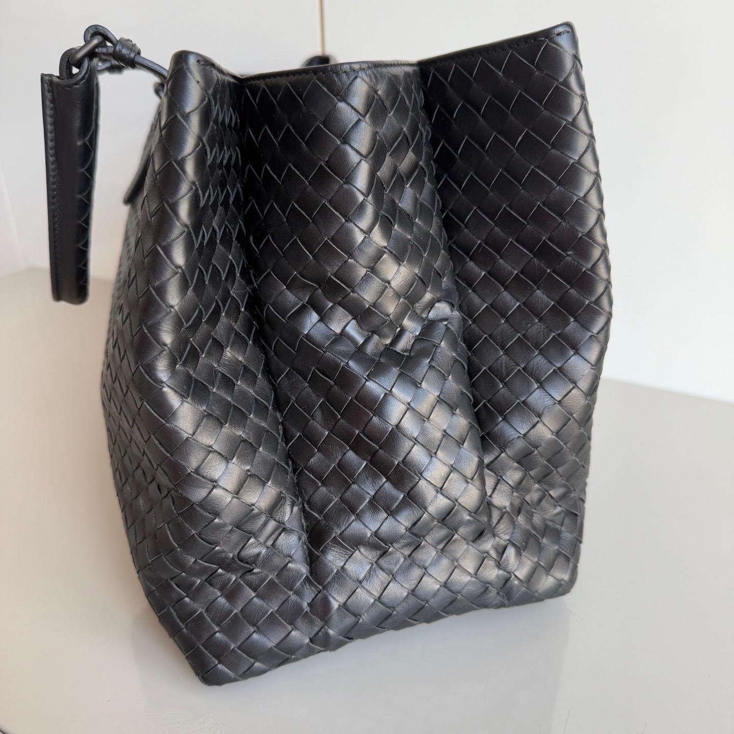 Bottega Veneta Roma Sac à main Intrecciato Nappa Leather Black Large 35cm Pour femmes en vente